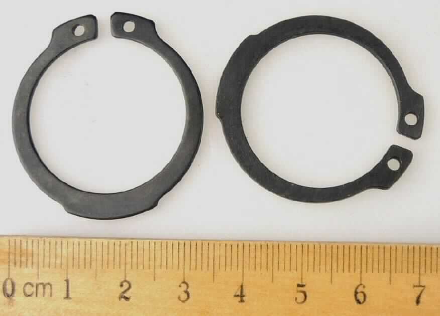 Es handelt sich um nicht geschlossene, ringförmige, flache Erzeugnisse aus Stahl ohne Gewinde. Die Enden sind in etwa rechteckig nach außen ausgearbeitet und weisen eine Lochung (Öse) auf. Die sog. Sicherungsringe dienen als Ringsicherungen (Circlips). Sie werden außen in die Nut einer Welle angebracht und verhindern deren Axilaverschiebung. 
- Antragstellerangaben -
Abmessungen (maximaler Durchmesser x Höhe): ca. 37 mm x 1,5 mm

Abbildung siehe Anlage.

Derartige Erzeugnisse gehören als "Splinte und Keile aus Stahl" zur Codenummer 7318 2400 90 0.