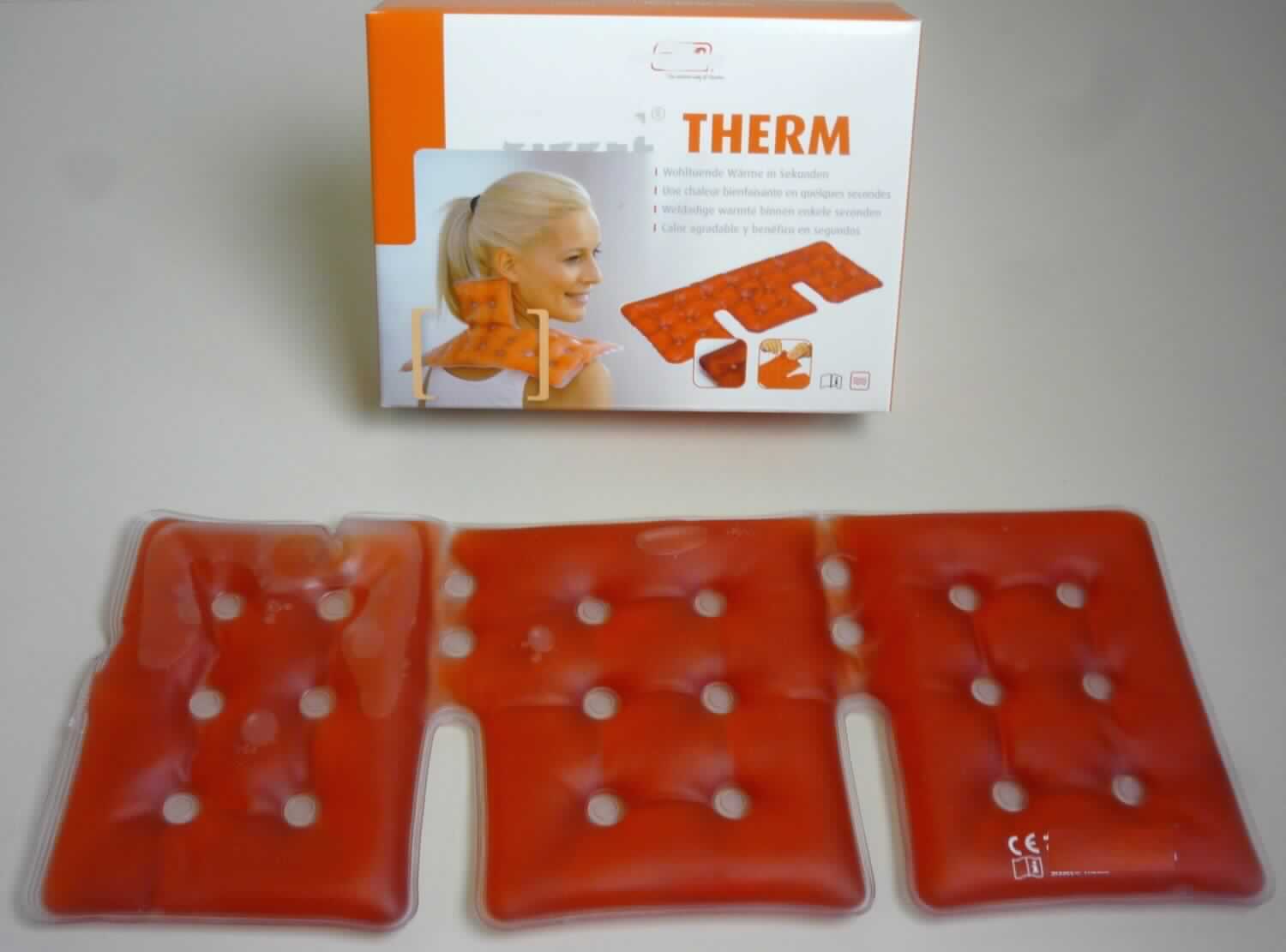 Angaben:
150.030 SISSEL (R) THERM tri-sectional. Vor Gebrauch flüssig und transparent, nach dem Aktivieren schmiegt es sich harmonisch an den Körper an, Erwärmung innerhalb von Sekunden auf ca. 54 °C, vielfach wiederverwendbar, zum Regenerieren ca. 15 Minuten auskochen. Maße ca. 18 x 40 cm. Hülle aus 0,45 mm starker PVC-Folie (phthalatfrei), Zusammensetzung des Inhalts: Wasser, Natriumacetat und Aktivatorstäbchen.

Wärmeauflage aus einem dreiteiligen Kunststoffbeutel, gefüllt mit einer roten, transparenten Flüssigkeit und einem Aktivatorstäbchen. Aufmachung für den Einzelverkauf in einer Pappfaltschachtel mit Verwendungshinweisen. Anbei eine Gebrauchsanweisung.

Befund:
Chemische Erzeugnisse und Zubereitungen der chemischen Industrie oder verwandter Industrien (einschließlich Mischungen von Naturprodukten), anderweit weder genannt noch inbegriffen; chemische Erzeugnisse oder Zubereitungen, überwiegend aus organischen Verbindungen bestehend, anderweit weder genannt noch inbegriffen; in flüssiger Form bei 20 °C; andere.