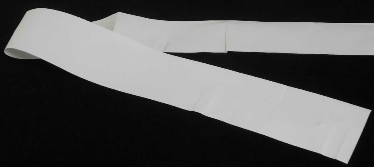 Angaben des Antragstellers:
Material: Polysulfon; Das Material wird als Filter in Tropfkammern verwendet. Das Membranmaterial wird aufgerollt (251 m Länge). Breite durchschnittlich 37,5 mm; Dicke durchschnittlich 0,18 mm

Untersuchungsergebnisse an einem Warenmuster:
Es wurde ein weißer, folienartiger Streifen mit einer Breite von ca. 3,8 cm vorgelegt. Eine Seite ist matt, die andere glänzend.

Befund:
Es liegt eine mikroporöse Folie aus Polyethersulfon, mit einer Dicke von nicht mehr als 200 µm im Sinne des TARIC-Codes 3921 1900 95 vor.