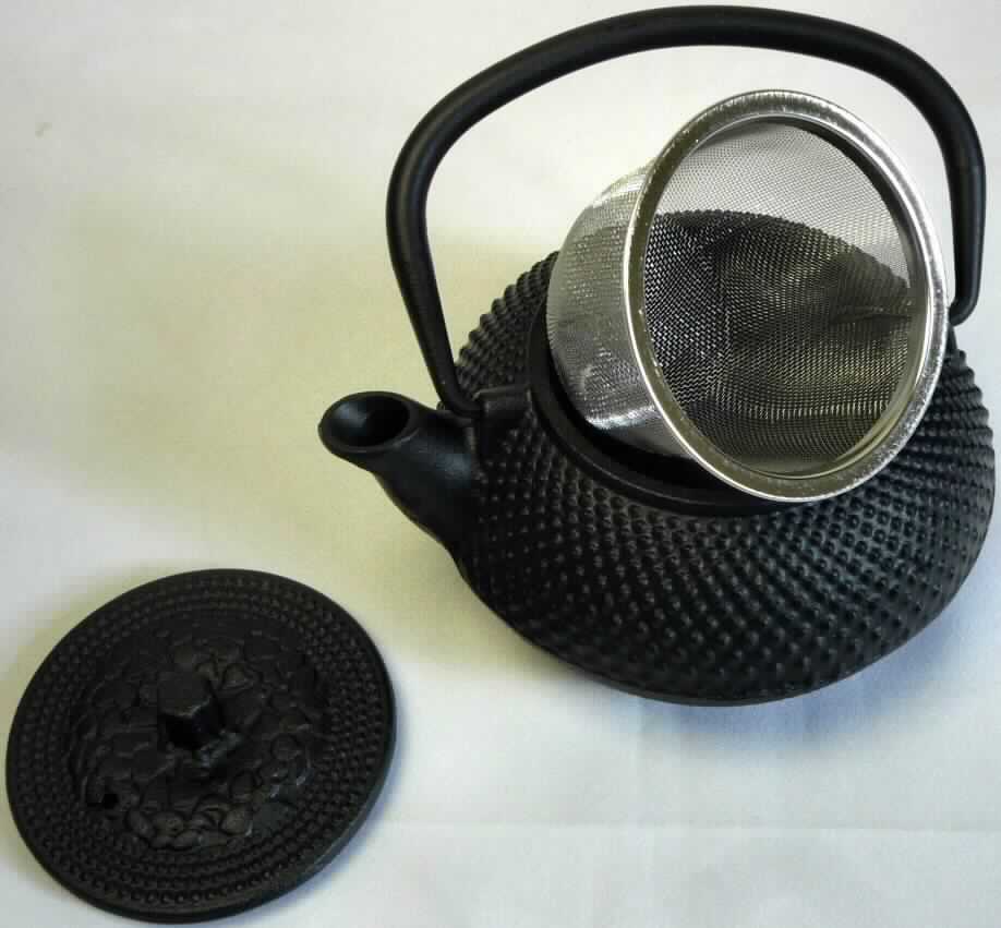 Es handelt sich um eine bauchige Teekanne (Fassungsvermögen etwa 0,35 Liter, Höhe etwa 5,5 cm, maximaler Durchmesser etwa 10,5 cm) mit einem beweglichen Henkel und abnehmbarem Deckel, aus Gusseisen (charakterbestimmend), sowie einem für den oberen Rand der Kanne passgenauen, herausnehmbaren Siebeinsatz aus Stahl.
Die Erzeugnisse sind in Luftpolsterfolie in einem Karton mit Aufkleber verpackt.

Abbildung siehe Anlage.

Derartige Waren gehören als "andere Haushaltsartikel aus Gusseisen, nicht emailliert" zum TARIC-Code 7323 91 00 00.
