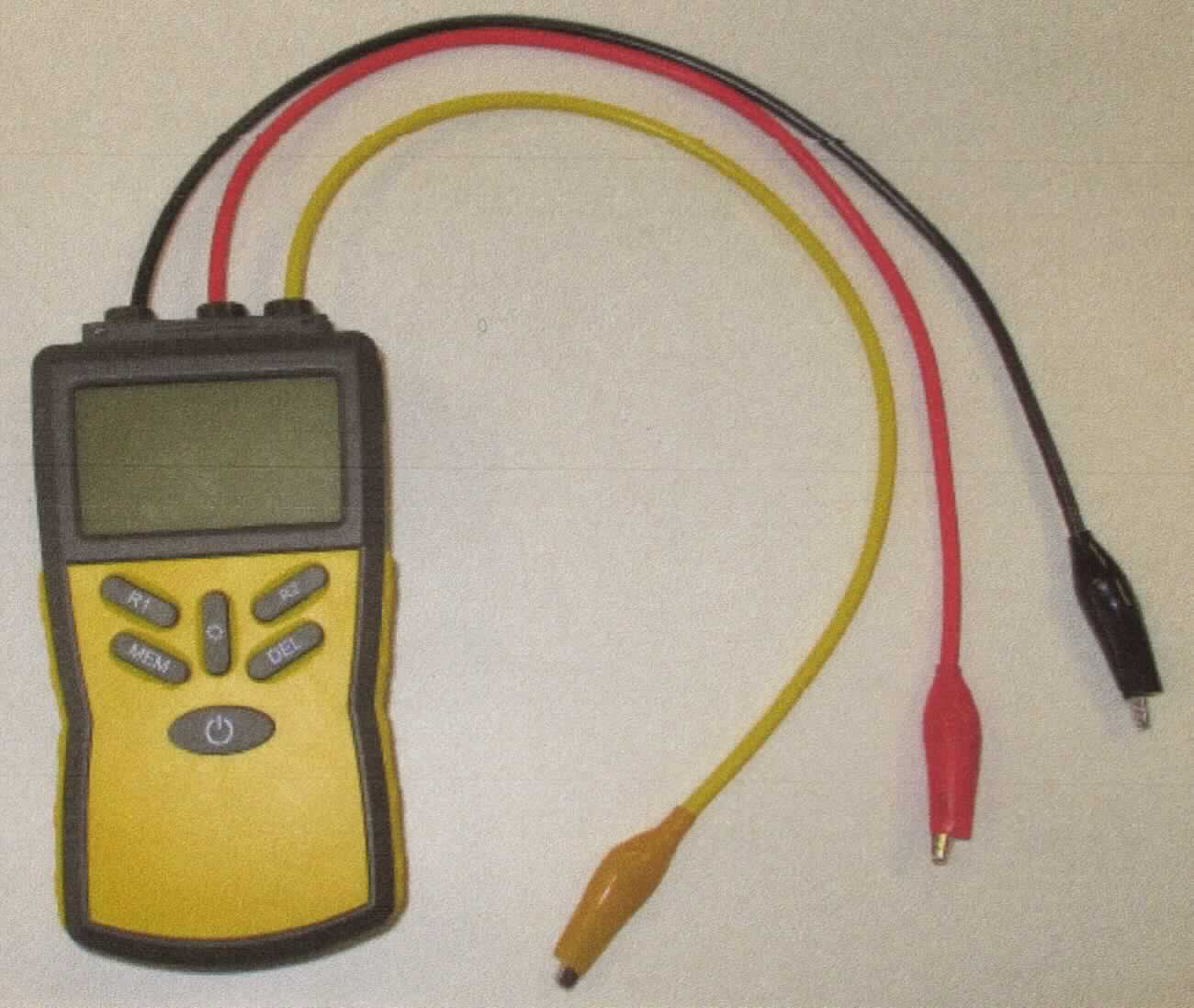 Digitales Widerstandsmessgerät, im Wesentlichen bestehend aus einem Gehäuse mit einer Flüssigkristallanzeige, sechs Bedienelementen in Form von Drucktastknöpfen, drei Messleitungen mit Klemme, einem Batteriefach, einem internen Speicher sowie weiteren elektrischen und elektronischen Bauteilen (siehe Abbildung in der Anlage). Das Gerät dient der Messung des elektrischen Widerstandes in Ohm in zwei verschiedenen Messbereichen (10 bis 400 Ohm; 5 bis 50 Kiloohm).
Die Ware wird als "Gerät zum Messen oder Prüfen elektrischer Größen (Widerstand), ausgenommen Zähler der Position 9028, anderes als in Unterposition (HS) 9030 10 bis 9030 33 erfasst" eingereiht.