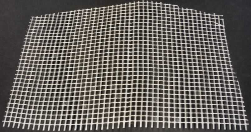 Gewebe aus Glasfasern, sog. Glasfasergewebe, Foto siehe Anlage,
- undichtes Drehergewebe aus textilen Glasfilamenten,
- mit Schussfäden aus Glasseidensträngen (Rovings),
- mit Kettfäden aus gedrehten Garnen aus Glasfasern,
- die Glasseidenstränge (Rovings) verleihen dem Gewebe nach dem Gewicht
  den wesentlichen Charakter,
- offenmaschig, mit einer Zellgröße von ca. 3 x 3 mm,
- mit einem Quadratmetergewicht von 143 Gramm,
- mit Kunststoff getränkt (kein Epoxidharz),
- Meterware mit einer Breite von 1 Meter auf Rollen,
- zur Verwendung als Armierungsgewebe.

"Ware aus Glasfasern, offenmaschiges Gewebe aus Glasseidensträngen (charakter-
 bestimmend) und aus gedrehten Garnen aus Glasfasern, nicht mit Epoxidharz getränkt, 
 mit einer Zelllänge und -breite von mehr als 1,8 mm und einem Quadratmetergewicht 
 von mehr als 35 g"