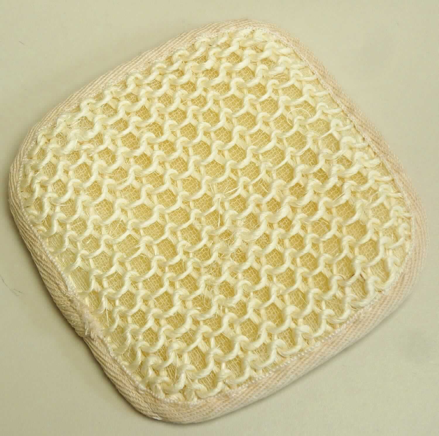 Wäsche zur Körperpflege, sog. Massage Pad, Art. HKWS012-100320-2, Foto siehe Anlage,
- in einer bedruckten Pappschachtel verpackt,
- annähernd quadratisch; mit den Abmessungen von laut Antrag 12 cm x 12 cm,
- mit einer Vorderseite aus einem mit einem dünnen Gewirke aus augenscheinlich Chemiefasern unterlegten 
  Gestricke aus laut Antrag Sisal und einer Rückseite aus einem Schlingengewirke aus laut Antrag Baumwolle und 
  Polyester; mit einer Polsterlage aus Schaumkunststoff,
- auf der Rückseite mit einer Handschlaufe aus elastischen Gewirken ausgestattet und an allen Rändern mit einem 
  schmalen Gewebeband eingefasst,
- durch Zusammenfügen konfektioniert,
- die Ware ist waschbar und dient zum Massieren bzw. Einseifen beim Baden oder Duschen, stellt sich damit
  als Wäsche zur Körperpflege dar,
- insbesondere im Hinblick auf die Verwendung als Massageschwamm verleiht das Gestricke aus Sisal der Ware 
  ihren wesentlichen Charakter.

"Wäsche zur Körperpflege (Massage Pad), aus Spinnstoffen, aus Sisal"