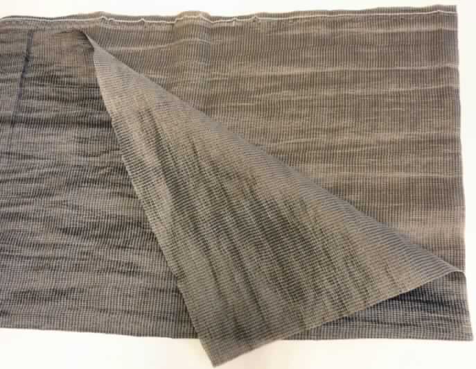 Kettengewirke, sog. Oberstoff, Art. 6319, Foto siehe Anlage,
- als Meterware,
- mit einer Breite laut Antrag von 132 cm,
- laut Untersuchungsergebnis:
-- aus ca. 72 GHT künstlichen Chemiefasern, 25 GHT Metallgarn und 3 GHT synthetischen Chemiefasern,
-- ohne Flor- oder Schlingenoberfläche,
-- ohne Elastomergarne oder Kautschukfäden,
-- buntgewirkt,
- zur Verwendung als Oberstoff für Bekleidung.

"Kettengewirke, anderes als solche der Positionen 6001 bis 6004, aus künstlichen Chemiefasern, buntgewirkt"
