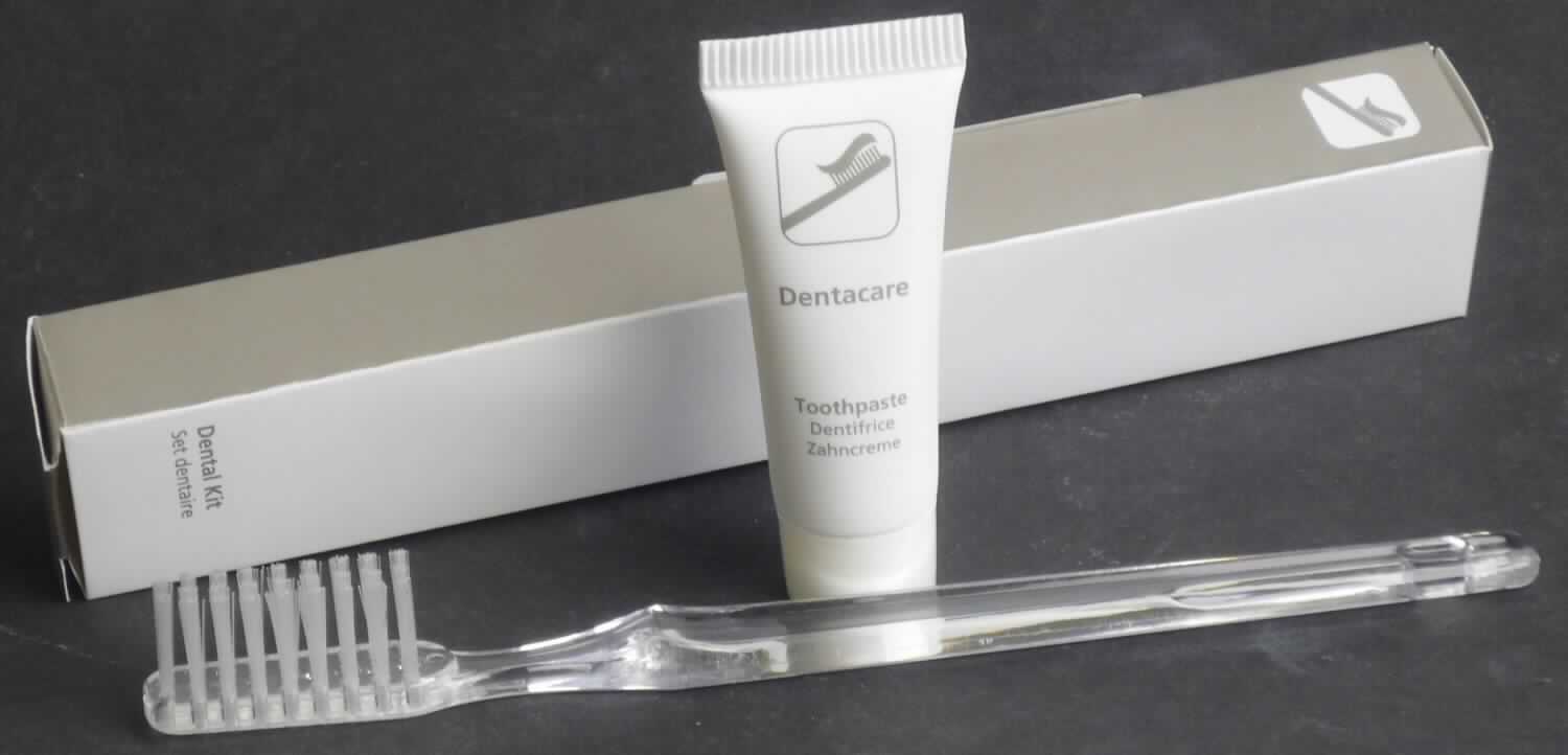 Warenzusammenstellung aus Zahnputzmittel und Zahnbürste

Bei der vorgelegten Ware handelt es sich um eine Warenzusammenstellung aus einem Zahnputzmittel und einer einfachen Zahnbürste, die zusammen in einer Pappfaltschachtel mit dem Aufdruck "Mundpflegeset" (in verschiedenen Sprachen) für den Einzelverkauf verpackt sind. Die Ware wird an Hotels und Privatkunden verkauft.

Das Zahnputzmittel bestimmt auf Grund des Wertes den Charakter der Warenzusammenstellung. Die Ware ist als Zahnputzmittel in die Unterposition 3306 10 der Kombinierten Nomenklatur einzureihen.
