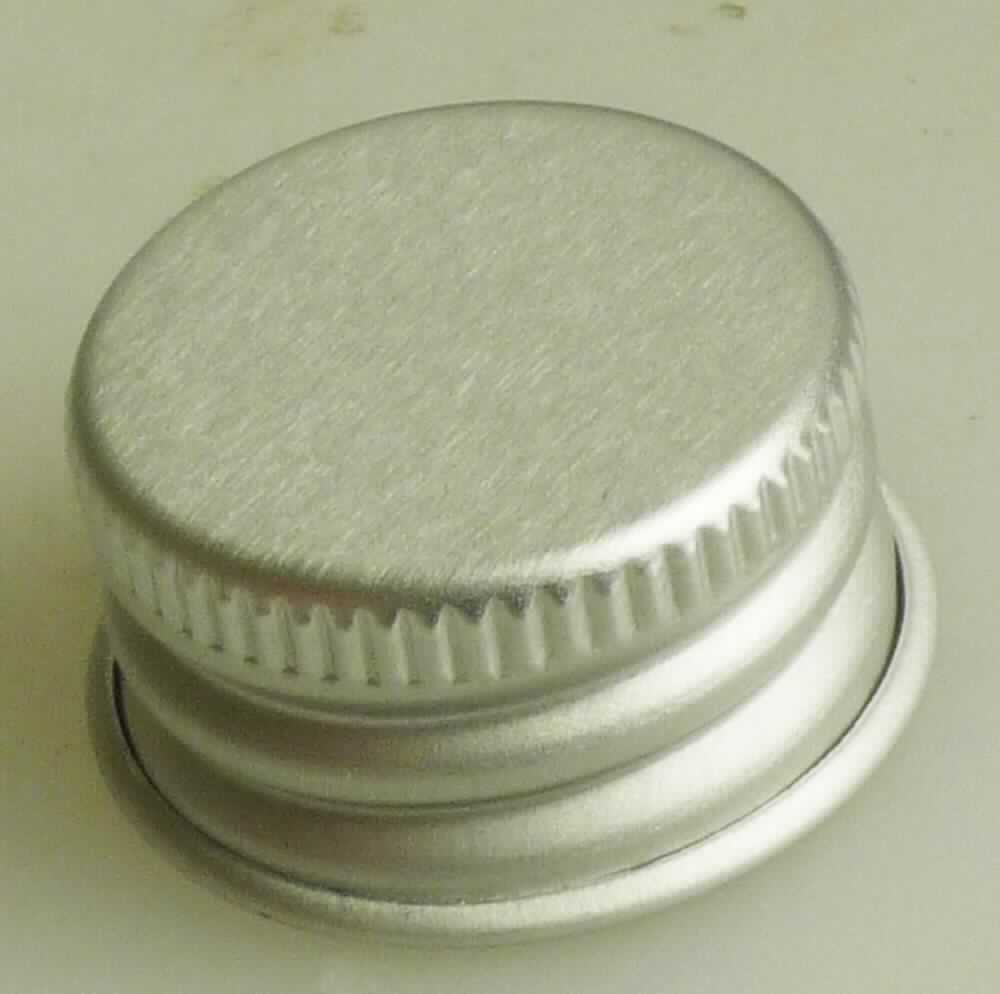 Es handelt sich um zylindrische Verschlusskappen (Höhe: etwa 1,1 cm, Durchmesser: etwa 2 cm) mit einem Schraubgewinde und einem nach außen gebogenen Rand. Die Waren sind mit einer Dichteinlage aus Schaumstoff versehen und dienen als Verschlüsse für z. B. mit Körper- oder Haarpflegeprodukten gefüllte Flaschen (nicht Gegenstand dieser vZTA). 

Abbildung siehe Anlage.

Derartige Erzeugnisse gehören als "anderes Verpackungszubehör aus unedlen Metallen" zum TARIC-Code 8309 9090 90.