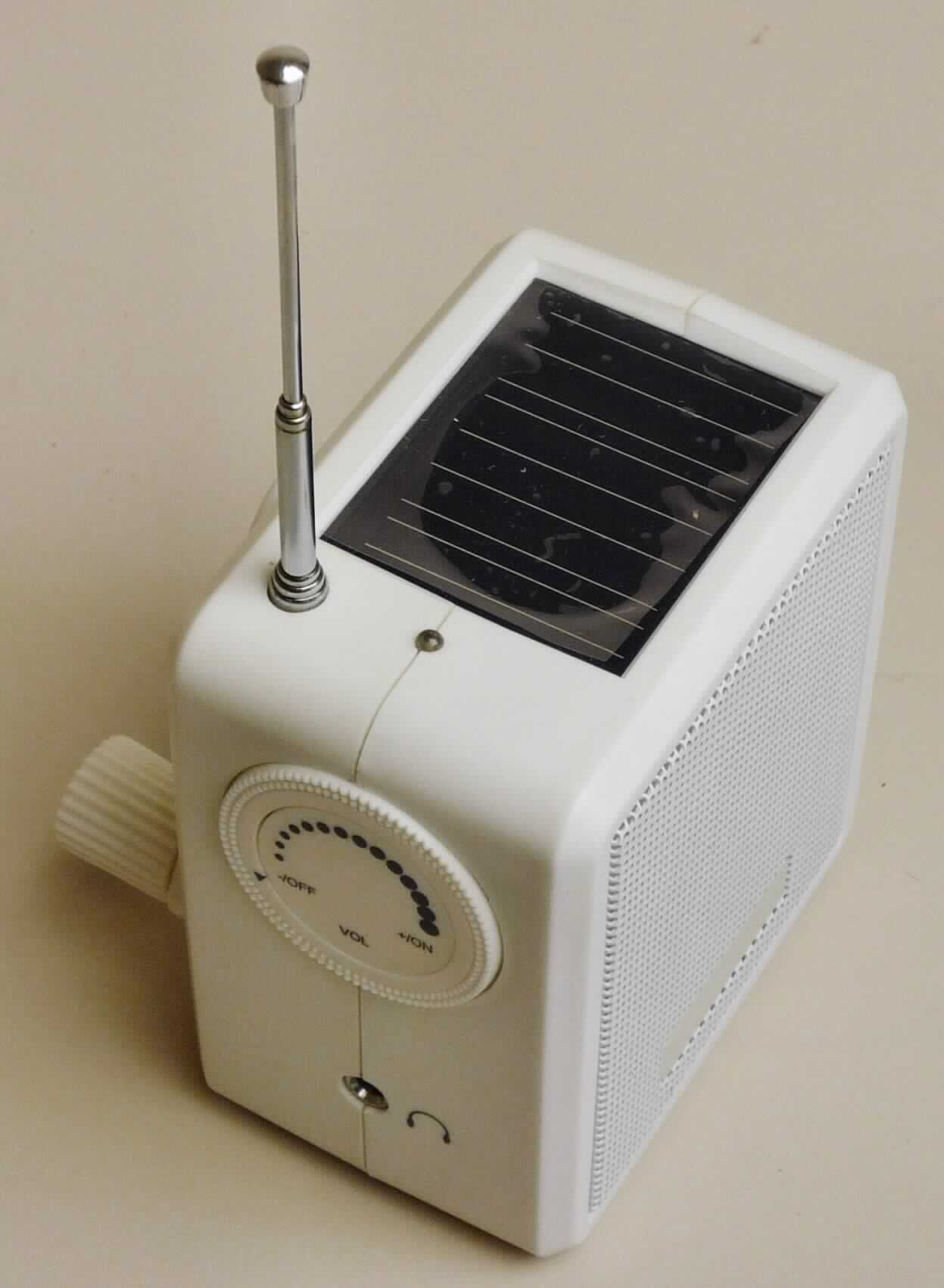 Solarradio, Modellbezeichnung: "Retro", Art.Nr.: 02701001-00000
- aus Rundfunkempfangsteil für den UKW-IMW-Empfang, Solarzelle, Akkumulator, Tonfrequenz- 
  verstärker, Dynamo und Lautsprecher in einem Gehäuse (Abmessungen: 80 x 75 x 56 mm) mit 
  Bedienelementen, Kopfhöreranschlussbuchse und Teleskopantenne, Abbildung siehe Anlage,
- zum Rundfunkempfang im FM-, AM,- und WB (weather band)-Bereich.

"Rundfunkempfangsgerät, das ohne externe Energiequelle betrieben werden kann, kein 
 Radiokassettengerät, nicht mit Tonaufnahme- oder Tonwiedergabegerät kombiniert"