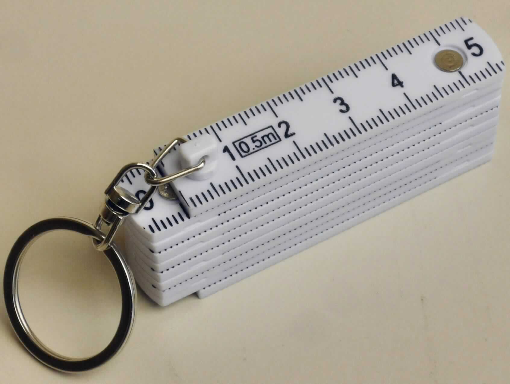 Gliedermaßstab in Form einer zusammengesetzten Ware, im Wesentlichen bestehend aus einem ca. 6,5 x 2,5 x 1,4 cm großen Gliedermaßstab aus Kunststoff mit zehn Segmenten (charakterbestimmend in Bezug auf die Verwendung) mit einem Schlüsselring aus unedlem Metall, der einen Durchmesser von ca. 2,5 cm besitzt (siehe Abbildung in der Anlage). Der Gliedermaßstab ist mit einer Millimeter-Maßeinteilung versehen und verfügt über eine maximale Länge von 50 cm.
Die Ware wird als "Längenmessinstrument, für den Handgebrauch, in Kapitel 90 anderweit weder genannt noch inbegriffen, andere als in den Unterpositionen (HS) 9017 10 bis 9017 30 genannt, als Maßstab" eingereiht.