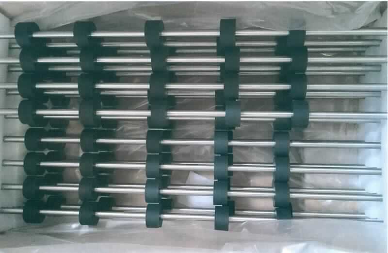 Es handelt sich um ein stabförmiges (8 mm im Durchmesser) Erzeugnis aus Stahl, mit fünf Silikonrollen (jeweils 16 mm breit und 28 mm im Durchmesser) versehen und spezifisch nach Zeichnung gefertigt. Es wird gemäß Antragsangaben als sog. Transportwelle zur Filmtransport in Printern für Radiographieanwendungen verwendet.

Das Erzeugnis ist als "Welle, keine Kurbel- oder Gelenkwelle, nicht für zivile Luftfahrzeuge" einzureihen.