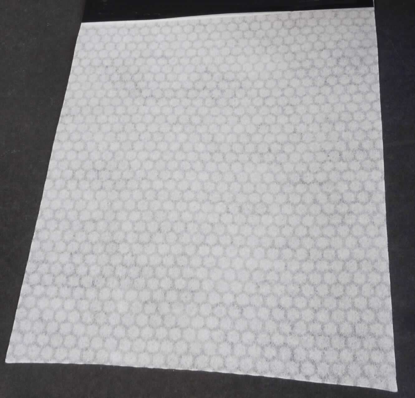 Vliesstoff, sog. Textileinlage zur Temperaturregulierung, CTP 90/41N, Foto siehe Anlage,
- lt. Antrag:
-- als Meterware, mit einer Breite von 240 cm und einer Länge von 100 m,
-- aus 100 % Polyester (synthetische Chemiefasern),
-- mit einem Quadratmetergewicht von 68 g,
- keine Filamente und keine heißluftgezogenen (meltblown) Fasern enthaltend,
- einseitig punktuell bedruckt,
- weder bestrichen noch überzogen,
- einlagig.

"Vliesstoff, anderer als in den Unterpositionen 5603 11 bis 5603 14 genannte, mit einem Quadratmetergewicht 
 von mehr als 25 g bis 70 g, nicht bestrichen oder überzogen, anderer als in den Unterpositionen 5603 9290 10 bis
 5603 9290 80 genannte"