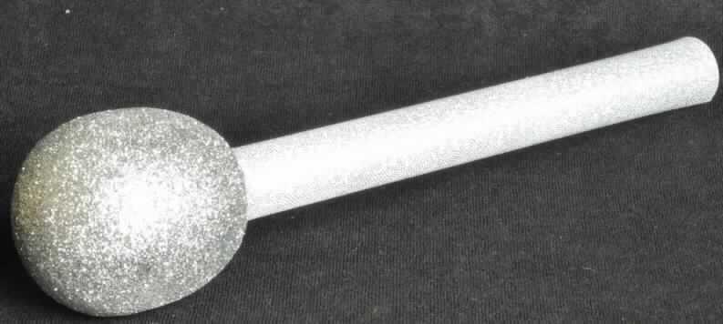 Es handelt sich um die Nachbildung eines glitzernd-grauen Mikrofons, ca. 25 cm lang, bestehend aus einem Kunststoffstab mit aufgesetztem Mikrofonball, überzogen mit Spinnstoff und Scherstaub, zur spielerischen Unterhaltung von Kindern.

Die mit einem Pappheader in einer durchsichtigen Kunststofftüte verpackte Ware ist als "anderes als zuvor von der Position 9503 erfasstes Spielzeug aus Kunststoff" einzureihen.