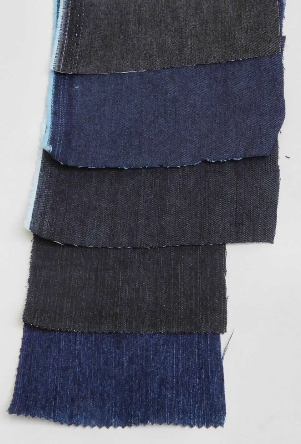 Denimgewebe, Foto siehe Anlage,
- als Meterware mit einer Breite von laut Antrag mehr als 30 cm,
- buntgewebt, in Kettköperbindung (3-bindig),
- aus blauen bzw. schwarzen Kettfäden und weißen Schussfäden aus Garnen aus Spinnstoffen, 
- laut Antrag:
-- aus 78 GHT Baumwolle, 20 GHT Polyester und 2 GHT Elastan (beides synthetische Chemiefasern),
-- mit einem Quadratmetergewicht von 275 g,
- nicht auf Handwebstühlen hergestellt.

"Gewebe aus Baumwolle, mit einem Anteil an Baumwolle von weniger als 85 GHT, ausschließlich mit Chemiefasern 
 gemischt, mit einem Quadratmetergewicht von mehr als 200 g, buntgewebt, Denim, nicht auf Handwebstühlen 
 hergestellt"