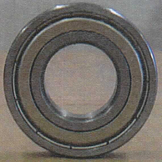 Rillenkugellager, siehe Abbildung.

Bei der Ware handelt es sich um ein Kugellager aus Stahl, welches sich als dreifacher Ring darstellt. Der Innendurchmesser des Kugellagers beträgt 20 mm und der Außendurchmesser 40 mm. Das Kugellager kann vielseitig verwendet werden. Hier wird es in die Räder von Lenkrollen für Gittercontainer (Transportwagen) eingebaut.

Die Ware ist als "Kugellager, mit einem größten äußeren Durchmesser von mehr als 30 mm" einzureihen.