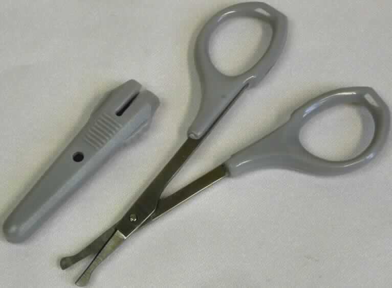 Fellschere

- in Form einer Schere, bestehend aus zwei um einen Stift x-förmig beweglich gelagerten 
  Scherenarmen aus unedlem Metall mit abgerundeten Spitzen

- die Scherenarme sind zur leichteren Handhabung am unteren Ende jeweils mit einer ringartigen
  Öse aus Kunststoff zum Durchstecken von Fingern und Daumen versehen

- zur Pfotenhaartrimmung oder Gesichtshaarentfernung von Tieren geeignet

- die Schere ist mit einer passgenauen, zum dauerhaften Gebrauch geeigneten Schutzkappe aus 
  Kunststoff in einer Plastiktüte aufgemacht

Abbildung siehe Anlage.

Derartige Erzeugnisse gehören als "Scheren, mit arbeitendem Teil aus unedlem Metall" zum TARIC-Code 8213 0000 00.