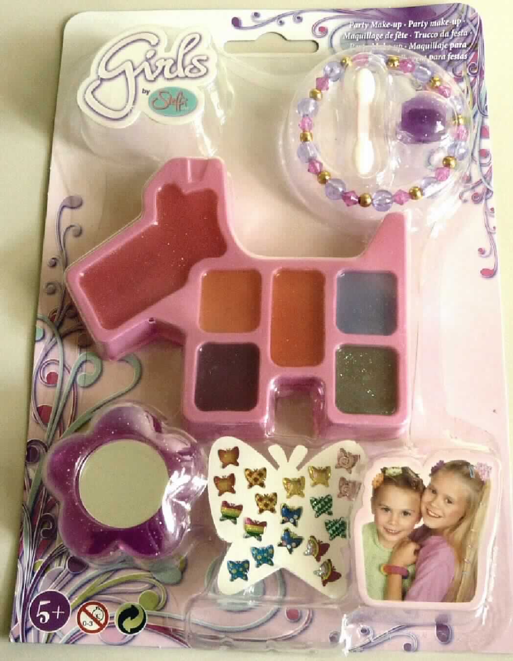 Erzeugnis zum Schminken; Party Make-up

Bei der vorgelegten Ware handelt es sich um ein Schminkset mit Glitzer-Lipgloss für Mädchen bestehend aus:

- einer rosa Kunststofftiefziehschale mit sechs Vertiefungen, die Lipgloss in verschiedenen Farben enthalten
- einem Schminkspiegel in Blütenform
- einem Schminkapplikator
- einem Kunststoffarmband
- einem Kunststoffring
- einem Blatt mit kleinen Schmetterlingsaufklebern

Die Ware ist in einer Sichtverpackung in Aufmachung für den Einzelverkauf verpackt. Die rückseitige Kartonwand weist Angaben zur Anwendung und zu den Bestandteilen in 23 Sprachen auf. 

Es handelt sich um eine für den Einzelverkauf aufgemachte Warenzusammenstellung. Charakterbestimmend sind die enthaltenen Schminkmittel für die Lippen. Die Ware ist in die Unterposition 3304 10 der Kombinierten Nomenklatur einzureihen.