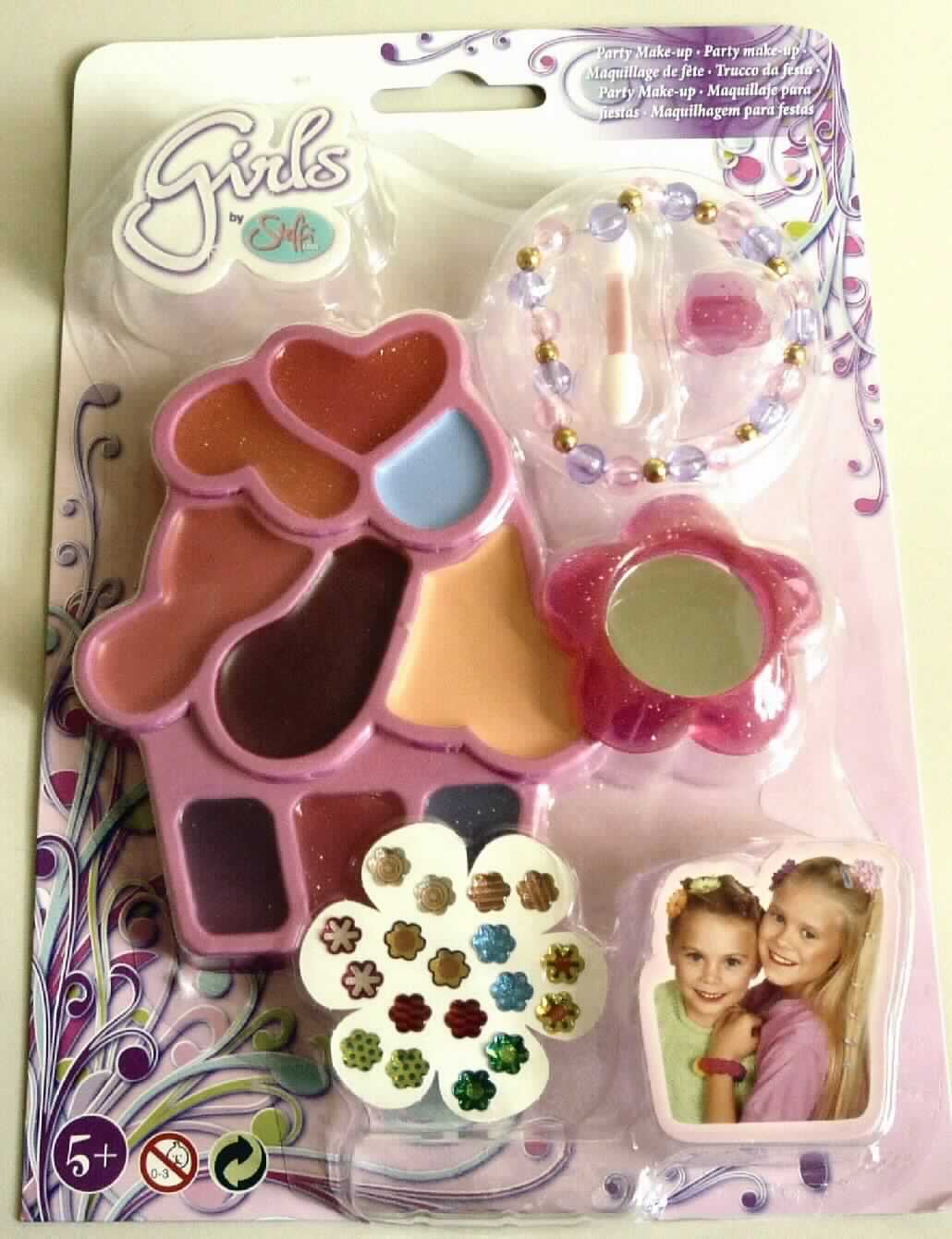 Erzeugnis zum Schminken; Party Make-up

Bei der vorgelegten Ware handelt es sich um ein Schminkset mit Glitzer-Lipgloss, Lidschatten und Rouge für Mädchen bestehend aus:

- einer rosa Kunststofftiefziehschale mit neun Vertiefungen, gefüllt mit 5 Lipgloss, 2 Lidschatten und 2 Rouge 
- einem Schminkspiegel in Blütenform
- einem Schminkapplikator
- einem Kunststoffarmband
- einem Kunststoffring
- einem Blatt mit kleinen Blümchenaufklebern

Die Ware ist in einer Sichtverpackung in Aufmachung für den Einzelverkauf verpackt. Die rückseitige Kartonwand weist Angaben zu den Bestandteilen und Anwendungshinweise in 23 Sprachen auf. 

Es handelt sich um eine für den Einzelverkauf aufgemachte Warenzusammenstellung. Charakterbestimmend sind die enthaltenen Schminkmittel für die Lippen. Die Ware ist in die Unterposition 3304 10 der Kombinierten Nomenklatur einzureihen.
