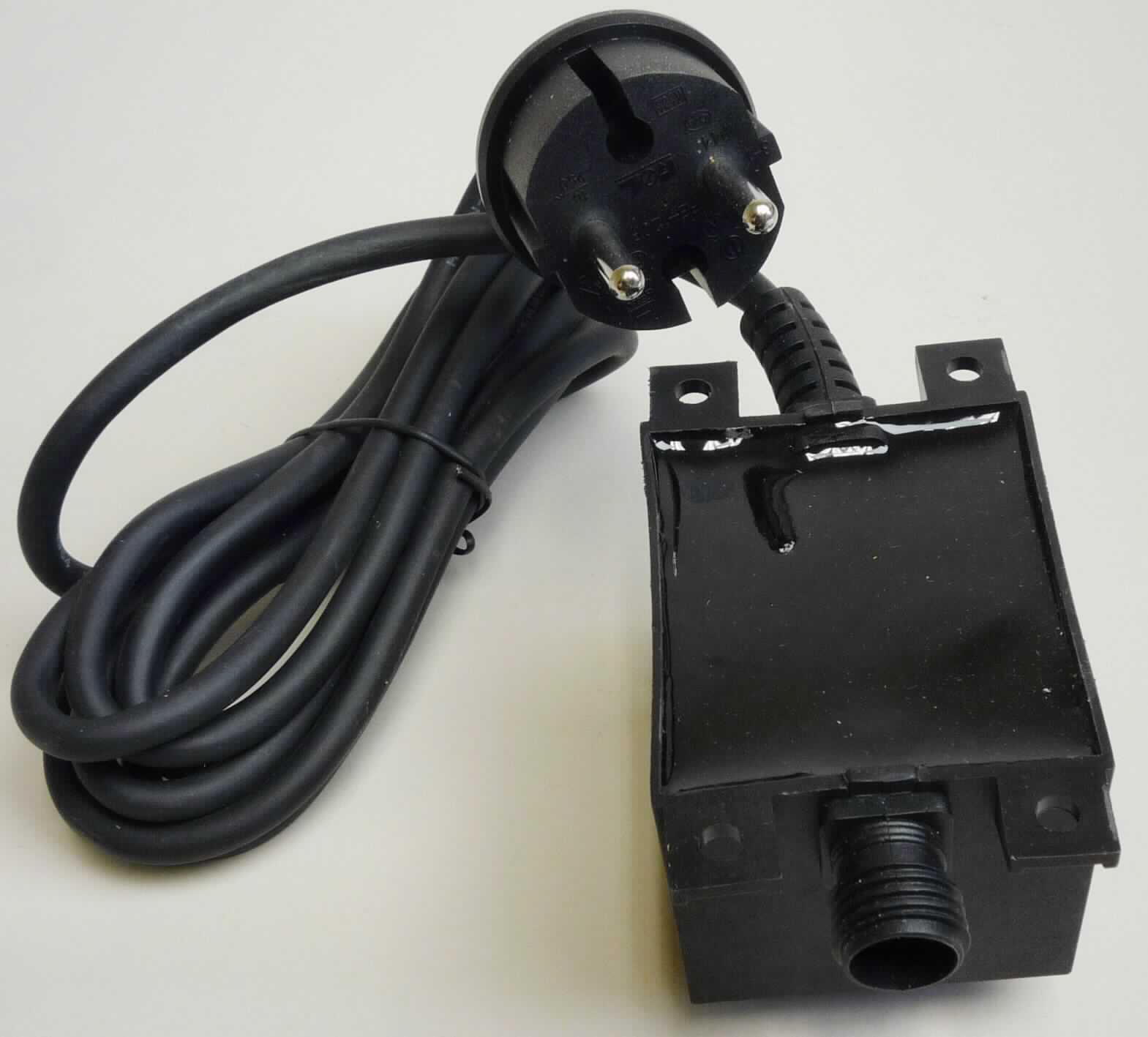 Transformator für LED-Systeme, bestehend aus (mindestens) zwei induktiv gekoppelten Wicklungen auf einem gemeinsamen Kern in einem Kunststoffgehäuse (Abmessungen 80 x 43 x 55 mm) mit integrierter Anschlussbuchse sowie einem fest angebrachten Kabel mit einer Länge von ca. 200 cm mit Anschlussstück in Form eines Schukosteckers, zum Transformieren einer Eingangswechselspannung von 230 Volt in eine Ausgangswechselspannung von 12 Volt, bei einer Leistung unter einem kVA ( 0,020 kVA).

Das Erzeugnis wird als "elektrischer Transformator, kein Transformator mit Flüssigkeitsisolation, mit einer Leistung von 1 kVA oder weniger, kein Messwandler, nicht für zivile Luftfahrzeuge, nicht von den Taric-Unterpositionen 8504 3180 10 bis 8504 3180 40 erfasst" eingereiht.