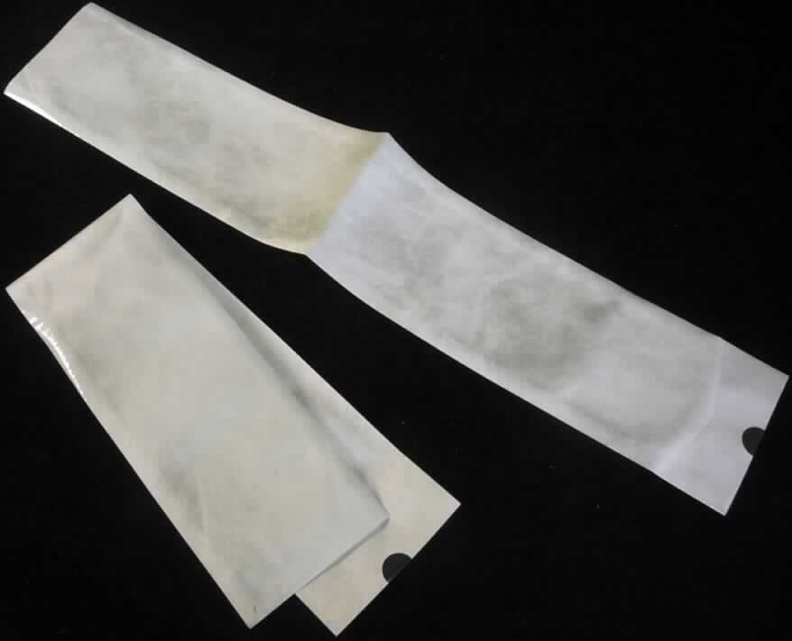 Beutel zu Verpackungszwecken, sog. Tyvek Verpackung, Foto siehe Anlage,
- rechteckig, mit den Abmessungen von etwa 48 cm x 8,5 cm,
- auf der einen Seite aus einer klarsichtigen Folie aus Kunststoff,
- auf der anderen Seite aus etwa 0,2 mm dicken, einfarbigen Vliesstoffen der Position 5603 aus laut Antrag
  100 % Polyethylen (synthetische Chemiefasern), sog. Tyvek,
- an einer Schmalseite offen, an den anderen drei Seiten an den Rändern durch thermische Verfestigung 
  zusammengefügt, somit konfektioniert,
- die Beutel dienen laut Antrag als Verpackungs-/Sterilisationsbeutel für medizinische Extraktionsbeutel, sie
  werden üblicherweise zum Verpacken, zum Transport und zur Lagerung dieser Waren verwendet,
- im Rahmen des Sterilisationsverfahrens tritt Gas durch den Vliesstoff und ermöglicht so die Sterilisation der darin 
  enthaltenen Ware, die Kunststofffolie dient lediglich der Erkennbarkeit des Inhaltes,
- insbesondere im Hinblick auf die Bedeutung in Bezug auf die Verwendung bestimmt der Vliesstoff aus 
  Spinnstoffen den Charakter der Ware.

"Beutel zu Verpackungszwecken aus Spinnstoffen, aus synthetischen Spinnstoffen, anderer als in den 
 Unterpositionen 6305 32 bis 6305 33 genannte, aus Vliesstoffen"