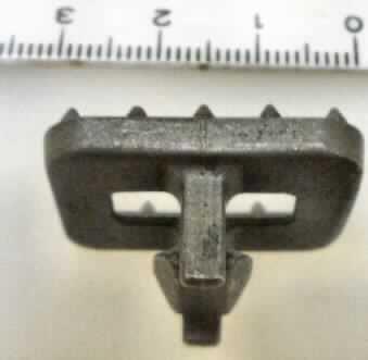Der sog. Fixierungshaken (ca. 2,9 x 2,0 x 1,3 cm, L/B/H) besteht aus Stahl-Feinguss und ist zum Einbau in Pedale bestimmt. Die nach technischer Zeichnung gefertigte Ware stellt sich als erkennbares Teil zur ausschließlichen Verwendung an Fahrradpedalen dar.

Das Erzeugnis ist als Teil für Fahrzeuge der Positionen 8711 bis 8713, für Fahrräder, Pedale und Teile davon, anderes als von den Unterpositionen 8714 9610 und 8714 9630 erfasst, einzureihen. 

Anlage: 1 Abbildung
