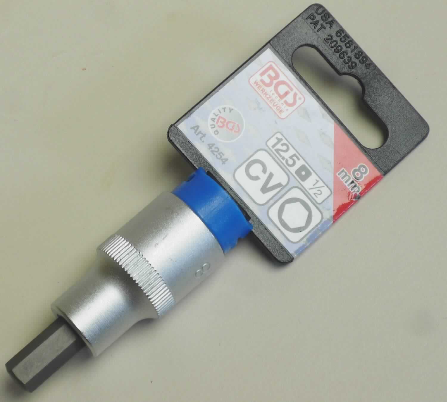 "Bit-Einsatz";

- ca. 53 mm langer auswechselbarer Schraubendrehereinsartz
  aus Chrom-Vanadium-Stahl mit 1/2" Vierkantantrieb

- für 8 mm Innensechskantschrauben

- aufgemacht auf einem Kunststoffreiter

Abbildung siehe Anlage.

Derartige Erzeugnisse gehören als "auswechselbare Werkzeuge (Schraubendrehereinsätze) zur Verwendung in mechanischen oder nichtmechanischen Handwerkzeugen, mit arbeitendem Teil aus unedlem Metall" zum TARIC-Code 8207 9030 00.