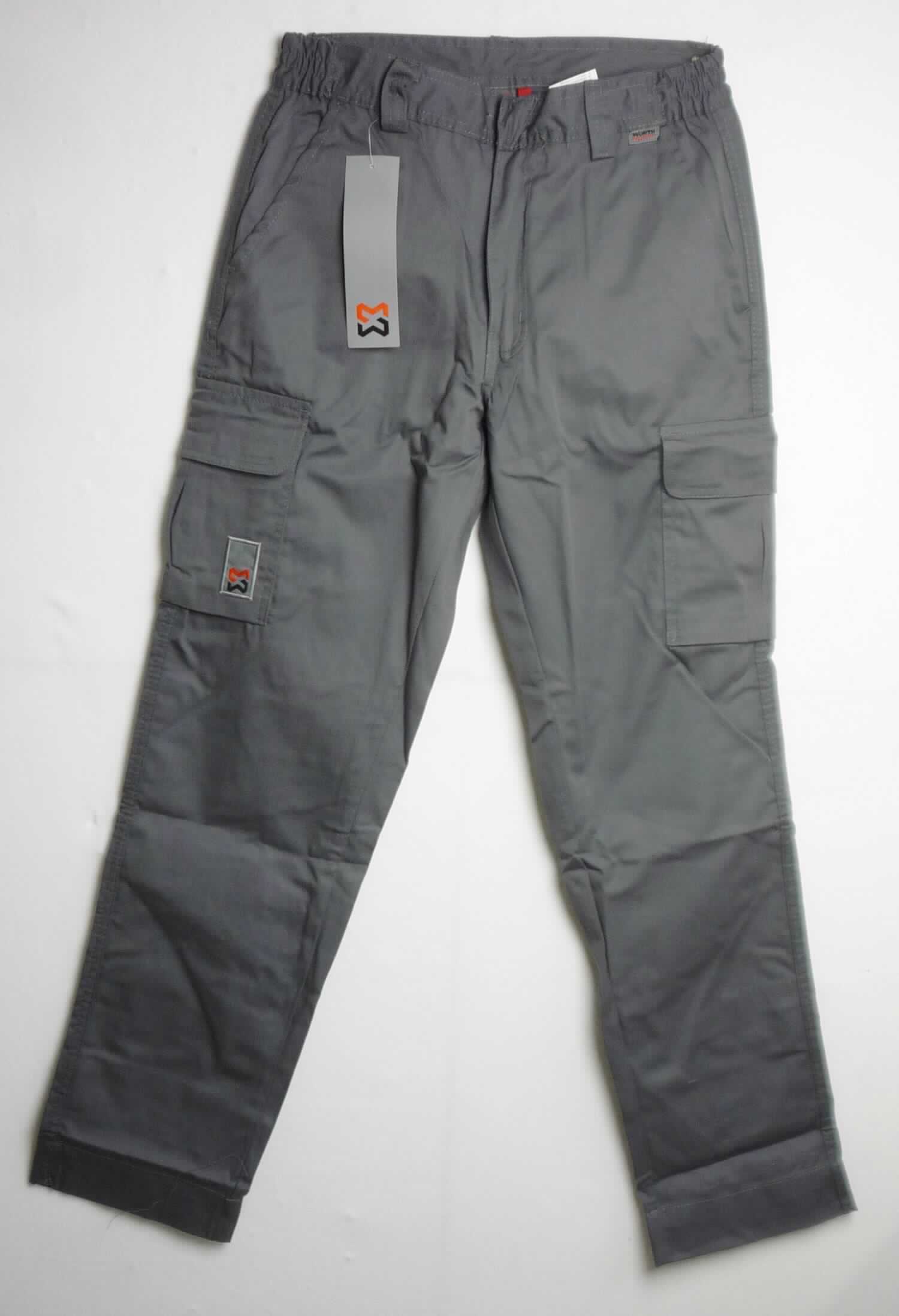 Lange Hose, sog. Trousers Classic S Grey, M443028000, Größe S, Foto siehe Anlage,
- in einem Polybeutel verpackt,
- aus ca. 0,6 mm dicken, einfarbigen, strapazierfähigen Geweben aus laut Antrag 65 % Polyester (synthetische 
  Chemiefasern) und 35 % Baumwolle,
- in der Taille abschließend, mit einem angesetzten, teilweise elastischen Bund mit breiten Gürtelschlaufen,
- vorn mit einer Öffnung mit Reißverschluss, verdeckt von einer Patte von links über rechts,
  die im Bund mit einem Knopf geschlossen wird; der Knopfverschluss wird durch eine kurze Überlappung von 
  rechts auf links verdeckt,
- ohne Hinweise auf den Trägerkreis (unisex),
- vorn mit zwei eingesetzten, offenen Taschen, mit einer mit Patte mit Klettverschluss versehenen, eingesetzten 
  Gesäßtasche sowie mit zwei aufgesetzten, mit Patte mit Klettverschluss versehenen sog. Blasebalgtaschen im 
  Bereich der Oberschenkel ausgestattet,
- mit knöchellangen Hosenbeinen,
- an den Beinabschlüssen durch Umschlagen und Festnähen gesäumt,
- lässt erkennen, dass sie dazu bestimmt ist, ausschließlich oder hauptsächlich zum Schutz anderer Kleidungs-
  stücke und/oder Personen bei Ausübung einer Gewerbe-, Berufs- oder Haushaltstätigkeit getragen zu werden.

"Lange Hose, aus Geweben, für Frauen, aus synthetischen Chemiefasern, Arbeits- und Berufskleidung"
