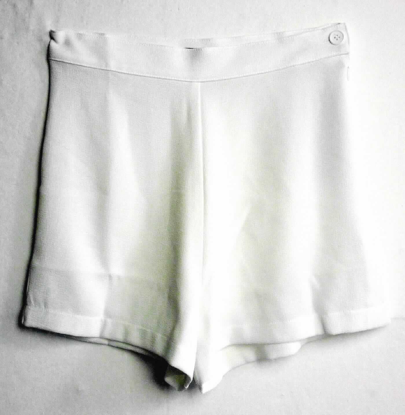 Kurze Hose, sog. gewebte Poly Short für Frauen, Art. RSACRP3262, Größe M, Foto siehe Anlage,
- aus ca. 0,6 mm dicken, einfarbigen Geweben aus laut Antrag 95 % Polyester und 5 % Elasthan (beides 
  synthetische Chemiefasern),
- in der Taille abschließend, mit einem ca. 4 cm breiten, angesetzten Bund,
- seitlich mit einer kurzen Öffnung mit Reißverschluss und Knopfverschluss im Bund; ohne Hinweise auf den 
  Trägerkreis (unisex), 
- mit kurzen Hosenbeinen, die nicht die Knie bedecken (Seitenlänge: ca. 36 cm),
- an den Beinabschlüssen durch Umschlagen und Festnähen gesäumt.

"Kurze Hose, aus Geweben, für Frauen, aus synthetischen Chemiefasern, nicht nach dem Batikverfahren 
 handbedruckt"