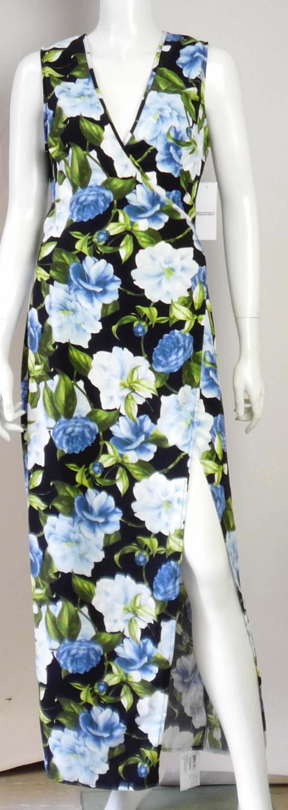 Kleid, Art. RSACRP3303P, Größe S, Foto siehe Anlage,
- aus ca. 0,5 mm dicken, buntbedruckten Geweben aus laut Antrag 95 % Polyester und 5 % Elasthan (beides 
  synthetische Chemiefasern),
- bis zu den Knöcheln reichend (Rückenlänge: ca. 140 cm), 
- mit einem V-förmigen Halsausschnitt,
- mit asymmetrisch angeordneten Vorderteilen, bei denen die Randeinfassungen in lange Bindebänder fortgeführt 
  werden, das linke Bindeband wird durch eine Öffnung in der rechten Seitennaht gezogen und so mit dem
  rechten Bindeband verknotet, dass die Vorderteile in der Art eines Wickelkleidungsstücks großflächig von rechts 
  auf links überlappen,
- ärmellos,
- am unteren Rand durch Umschlagen und Festnähen gesäumt,
- kann ohne ein weiteres, den Unterkörper bedeckendes Kleidungsstück getragen werden.

"Kleid, aus Geweben, für Frauen, aus synthetischen Chemiefasern"