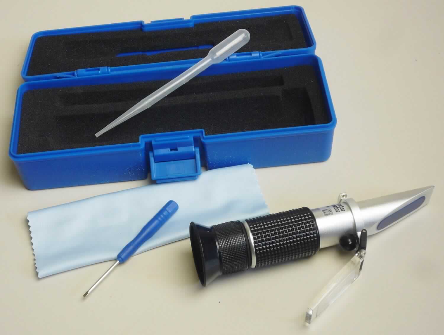 Refraktometer in Form einer Warenzusammenstellung in Aufmachung für den Einzelverkauf, bestehend aus einem in Bezug auf die Verwendung charakterbestimmenden Messgerät, einer Pipette, einem Schraubendreher, einem Reinigungstuch, einer Bedienungsanleitung, einer zum dauerhaften Gebrauch bestimmten Kunststoffbox in einer gemeinsamen Verkaufsverpackung (siehe Abbildung in der Anlage). Das Refraktometer besteht im Wesentlichen aus einem zylindrischen Gehäuse (Durchmesser: ca. 30 mm; Höhe: ca. 160 mm) mit einem Okular, einem Messprisma mit aufklappbarer Abdeckung, einer Kalibrierschraube sowie einer innenliegenden mehrteiligen Messskala und dient z.B. für die Bestimmung der Batteriesäuredichte oder den Frostschutzgehalt im Kühlwasser.
Die Ware wird als "optische Strahlen (sichtbares Licht) verwendendes Gerät für physikalische oder chemische Untersuchungen (Refraktometer), anderes als von den Unterpositionen (HS) 9027 10 bis 9027 30 erfasst" eingereiht.