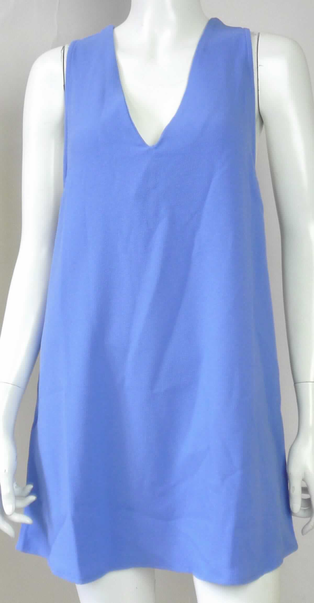Kleid, sog. gewebte Poly-Tunika, Art. RSACRP3268, Größe XS, Foto siehe Anlage,
- aus ca. 0,6 mm dicken, einfarbigen Geweben aus laut Antrag 95 % Polyester und 5 % Elasthan (beides 
  synthetische Chemiefasern)
- fast bis zum halben Oberschenkel reichend (Rückenlänge in getragenem Zustand: ca. 82 cm), 
- mit einem V-förmigen Halsausschnitt,
- ohne Öffnung und ohne Verschuss, 
- ärmellos, 
- am unteren Rand durch Umschlagen und Festnähen gesäumt,
- kann aufgrund der Länge ohne ein weiteres, den Unterkörper bedeckendes Kleidungsstück getragen werden,

"Kleid, aus Geweben, für Frauen, aus synthetischen Chemiefasern"
