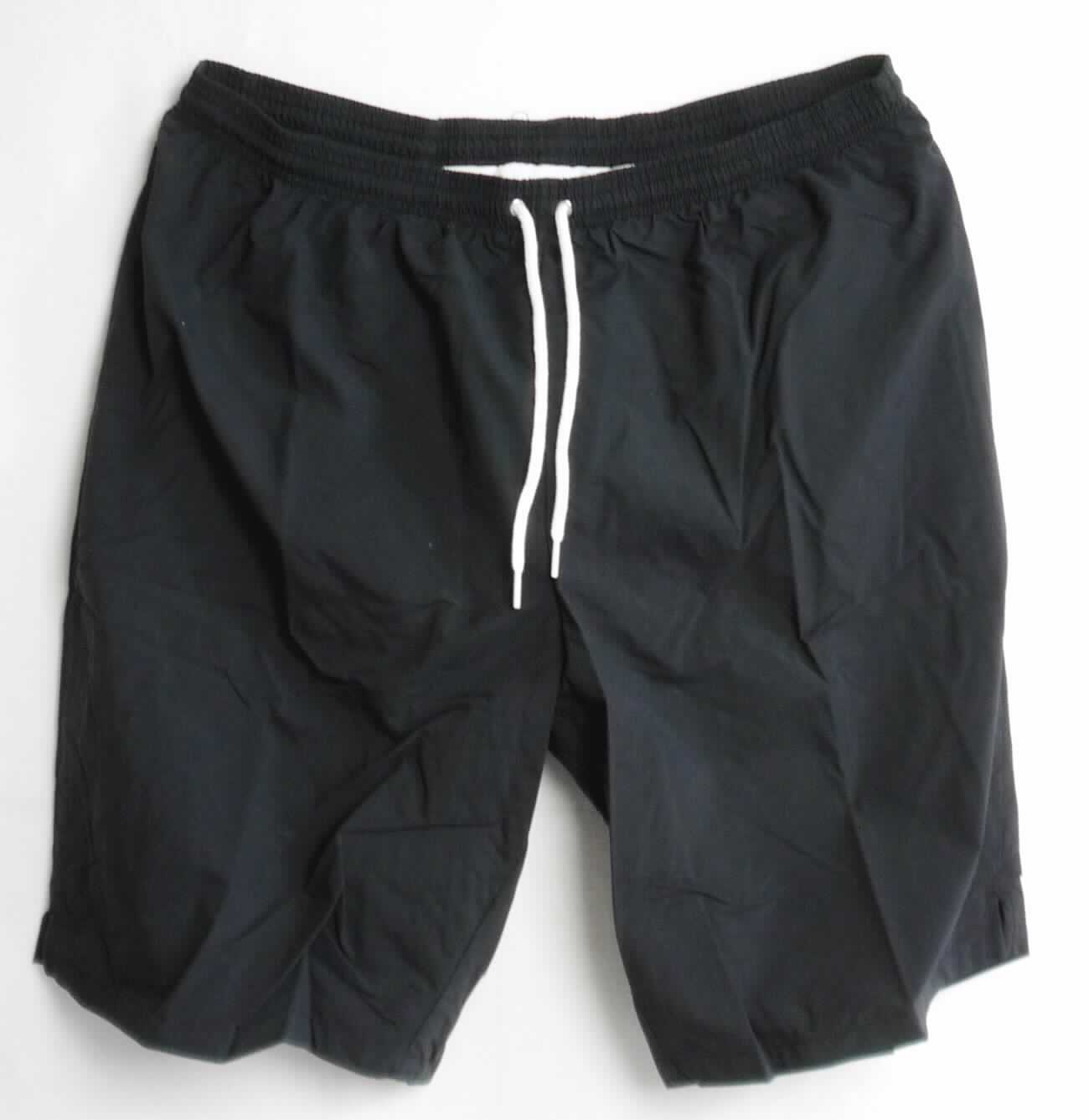 Kurze Hose, sog. Badebekleidung für Männer, Art. RSAPA4242, Größe XL, Foto siehe Anlage,
- aus ca. 0,3 mm dicken, einfarbigen Geweben aus laut Antrag 100 % Polyester (synthetische Chemiefasern),
- in der Taille abschließend, mit einem ca. 3 cm breiten, elastischen Bund mit Kordelzug,
- ohne Öffnung und ohne Verschluss; ohne Hinweise auf den Trägerkreis (unisex), 
- mit einem Innenslip ausgestattet,
- mit einer aufgesetzten Gesäßtasche mit punktuellem Klettverschluss, somit keine Badehose,
- mit kurzen Hosenbeinen, die nicht die Knie bedecken (Seitenlänge: ca. 54 cm),
- an den Beinabschlüssen durch Umschlagen und Festnähen gesäumt.

"Kurze Hose, aus Geweben, für Frauen, aus synthetischen Chemiefasern, nicht nach dem Batik-Verfahren
 handbedruckt"