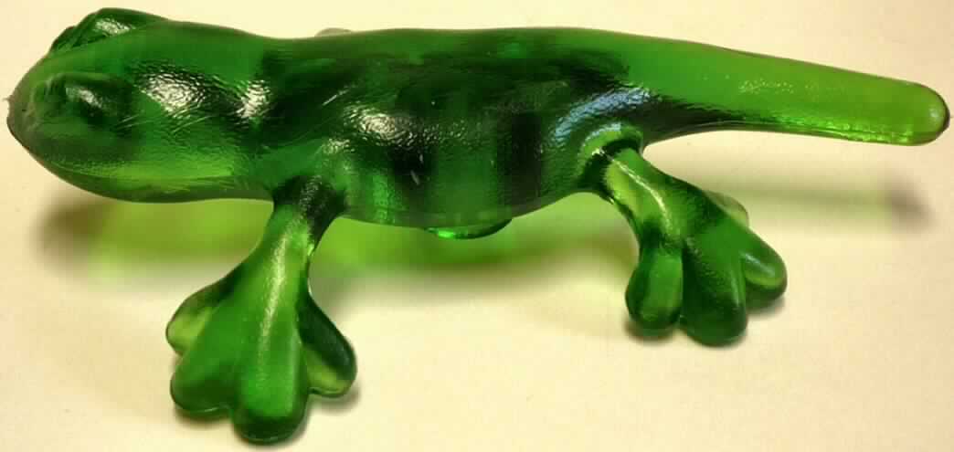 Riechstoffzubereitung Vanille 

Bei der vorgelegten Ware handelt es sich um eine Zubereitung zur Parfümierung von Räumen. Die Riechstoffzubereitung ist in ein elastisches Polymer in Form eines Gekkos (Maße: ca. 10 cm x 7 cm x 2,5 cm) eingearbeitet. Die Zubereitung ist für den Einzelverkauf zur Raumlufterfrischung aufgemacht und soll mit dem beiliegenden Saugnapf an glatten Oberflächen befestigt werden.

Zolltariflich handelt es sich um eine Zubereitung zur Parfümierung von Räumen der Position 3307 der KN.