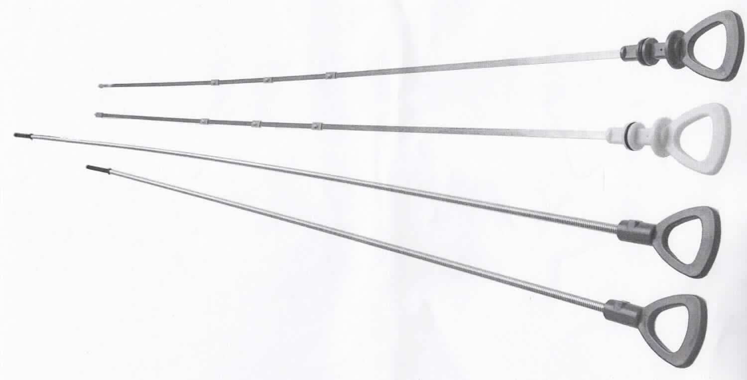Sog. Ölmessstäbe aus unedlem Metall, welche mit einer Maßeinteilung, einem Handgriff aus Kunststoff und je nach Ausführung mit zusätzlichen Füllhöhenmarkierungen ("min." / "max.") versehen sind (siehe Abbildung in der Anlage). Die Ware wird in vier unterschiedlichen Ausführungen (A, B, C, D) in drei Längen (1220 mm, 930 mm, 920 mm) angeboten.
Die Messstäbe dienen der Messung des Ölstandes in Verbrennungsmotoren und Getrieben.
Die Ware wird als "Instrument zum Messen oder Überwachen der Füllhöhe von Flüssigkeiten (Flüssigkeitsstandanzeiger), kein Gerät der Position 9014, 9015, 9028 oder 9032, anderes als Unterposition (KN) 9026 1021 bis 9026 1081, nicht für zivile Luftfahrzeuge" eingereiht.