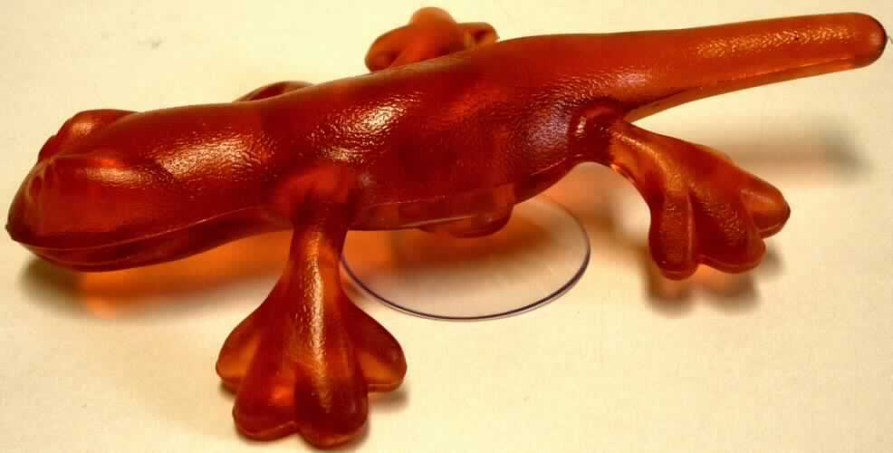 Riechstoffzubereitung Erdbeere

Bei der vorgelegten Ware handelt es sich um eine Zubereitung zur Parfümierung von Räumen. Die Riechstoffzubereitung ist in ein elastisches Polymer in Form eines Gekkos (Maße: ca. 10 cm x 7 cm x 2,5 cm) eingearbeitet. Die Zubereitung ist für den Einzelverkauf zur Raumlufterfrischung aufgemacht und soll mit dem beiliegenden Saugnapf an glatten Oberflächen befestigt werden.

Zolltariflich handelt es sich um eine Zubereitung zur Parfümierung von Räumen der Position 3307 der KN.