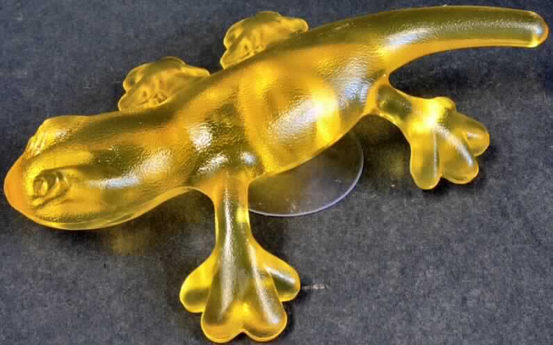 Riechstoffzubereitung Zitrone

Bei der vorgelegten Ware handelt es sich um eine Zubereitung zur Parfümierung von Räumen. Die Riechstoffzubereitung ist in ein elastisches Polymer in Form eines Gekkos (Maße: ca. 10 cm x 7 cm x 2,5 cm) eingearbeitet. Die Zubereitung ist für den Einzelverkauf zur Raumlufterfrischung aufgemacht und soll mit dem beiliegenden Saugnapf an glatten Oberflächen befestigt werden.

Zolltariflich handelt es sich um eine Zubereitung zur Parfümierung von Räumen der Position 3307 der KN.