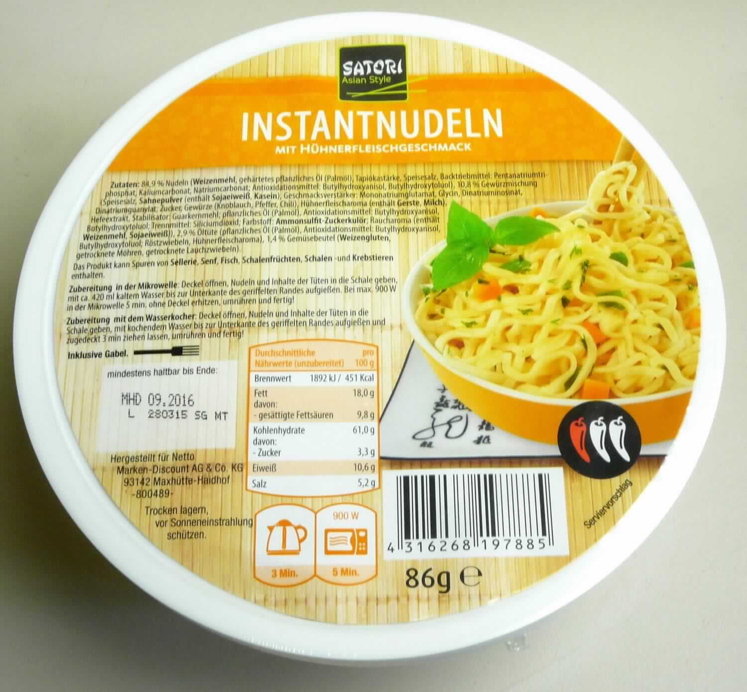 Instant Nudeln mit Hühnerfleischgeschmack (Neuerteilung der gem. Artikel 9 ZK widerrufenen vZTA 
DE 19187/11-1 vom 25.10.2011) 

Antragsangaben: Instant Nudeln mit Hühnerfleischgeschmack (86 g)
Vertrauliche Angaben zu den Zutaten und zur Herstellung (siehe Feld 8) lagen vor.

Beschreibung des vorliegenden Warenmusters:
Weiße Original-Kunststoffschüssel mit etikettiertem Kunststoffdeckel; der Aufdruck enthält Angaben zur Ware, zu 
den Zutaten und zur Zubereitung (Packungsinhalt mit ca. 420 ml kochendem Wasser versetzen und 3 Minuten 
ziehen lassen oder mit 420 ml kaltem Wasser in der  Mikrowelle für 5 Minuten erhitzen); darin ein zusammen-
gelegter Block aus instantisierten, frittierten, hellbraunen Nudeln, ein Beutel mit einem gelben, trüben Öl mit 
dunkelbraunem Zusatz, ein Beutel mit einem beigefarbenen, feinkristallinen Suppenpulver und ein Beutel mit 
getrockneten Kräuter- und Gemüsestücken, zusammen mit einer einfachen, kleinen Einwegkunststoffgabel.
Anleitungsgemäße Zubereitung ergibt eine Nudelsuppe Asiatischer Art mit Hühnerfleischgeschmack.

Es liegt eine Warenzusammenstellung in Aufmachung für den Einzelverkauf vor, die zur Herstellung einer 
Nudelsuppe vorgesehen ist. Der Charakter wird durch die Nudeln bestimmt, da diese den größten Teil der Ware ausmachen.

Teigware, durch Frittieren zubereitet und getrocknet, aus Weizenmehl.