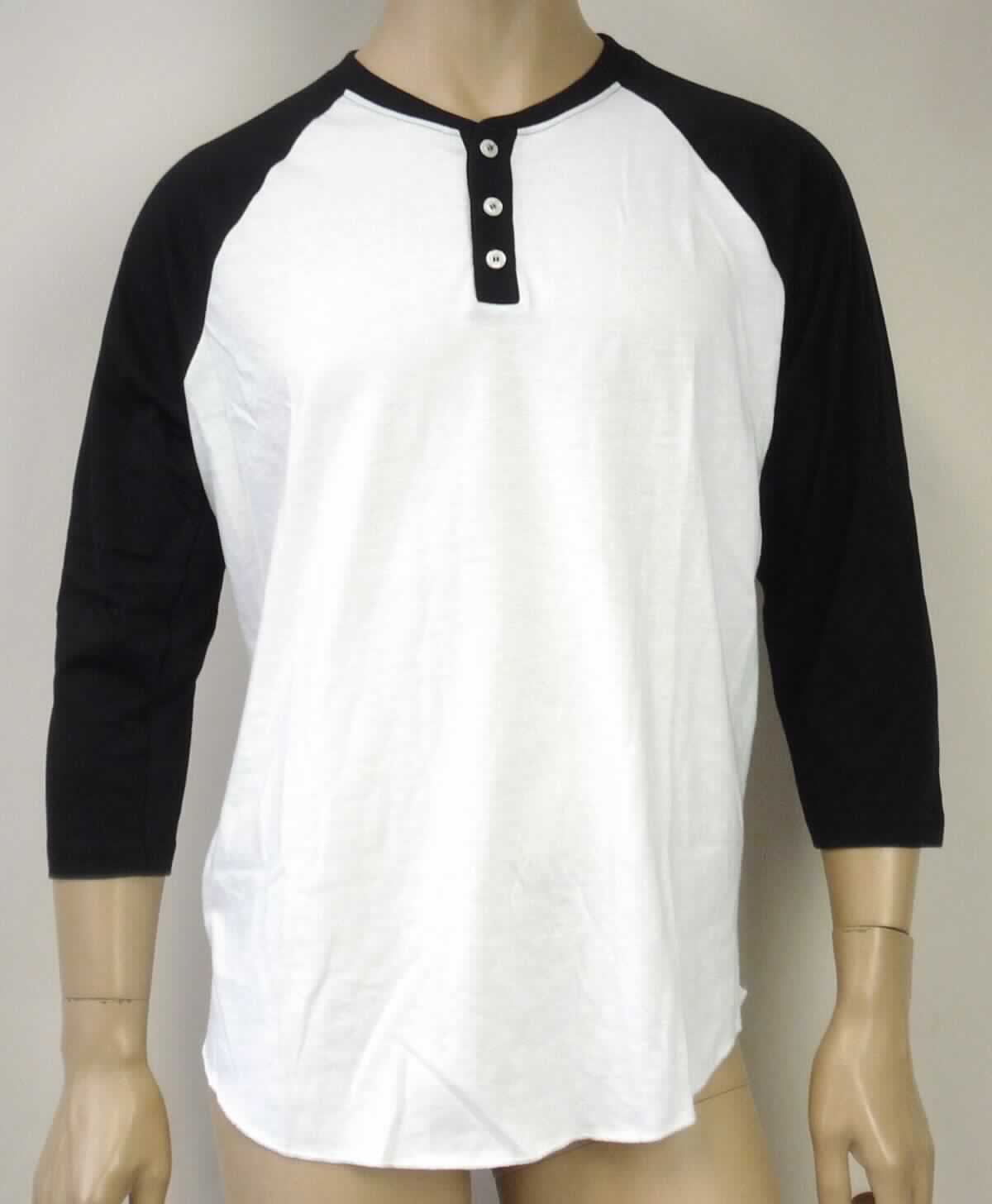 Hemd, sog. gestricktes Poly Henley für Männer, Art. RSABB4236, Größe L, Foto siehe Anlage,
- aus verschiedenen ca. 0,5 mm dicken, einfarbigen Gewirken aus laut Antrag 50 % Baumwolle und 50 % Polyester 
  (synthetische Chemiefasern); mit durchschnittlich mehr als 10 Maschen je linearen Zentimeter in jeder Richtung,
- über die Taille reichend (Rückenlänge: ca. 73 cm),
- mit einem runden Halsausschnitt mit gerippt gewirkter Randeinfassung,
- vorn mit einer nicht durchgehenden Öffnung (somit keine Ware der Position 6109) mit Knopfverschluss von links 
  über rechts (Männerkleidung),
- mit 3/4-langen Ärmeln,
- am unteren Rand abgerundet gearbeitet und durch eine Überwendlichnaht gesäumt.

"Hemd, aus Gewirken, für Männer, aus synthetischen Chemiefasern"