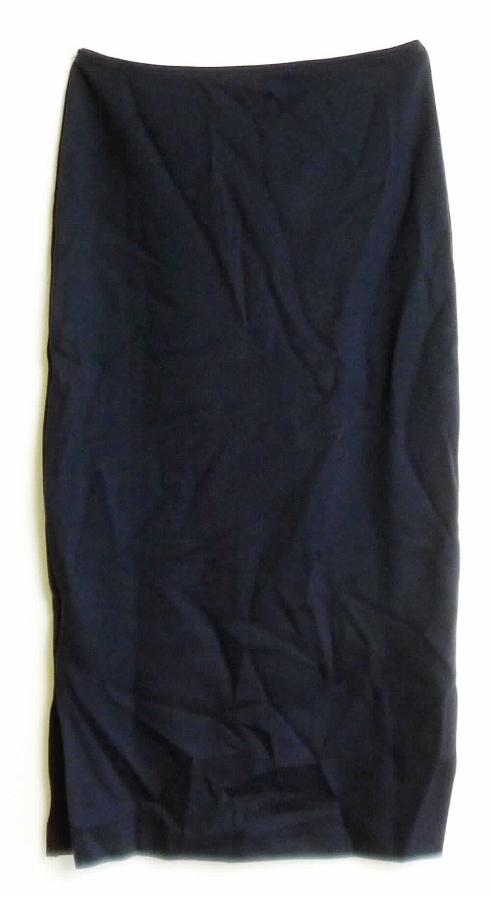 Rock, Art. RSAPO3230CB, Größe S, Foto siehe Anlage,
- aus verschiedenen ca. 0,9 mm dicken, einfarbigen Gewirken aus laut Antrag 60 % Rayon (künstliche 
  Chemiefasern) sowie 35 % Nylon und 5 % Elasthan (beides synthetische Chemiefasern),
- über den Schritt reichend (Seitenlänge: ca. 65 cm),
- in der Taille abschließend, mit einem elastischen Taillenbund,
- ohne Öffnung und ohne Verschluss,
- mit ca. 15 cm hochreichenden Seitenschlitzen,
- am unteren Rand durch Umschlagen und Festnähen gesäumt, 
- kann ohne ein weiteres, den Unterkörper bedeckendes Kleidungsstück getragen werden.

"Rock aus Gewirken, für Frauen, aus künstlichen Chemiefasern"