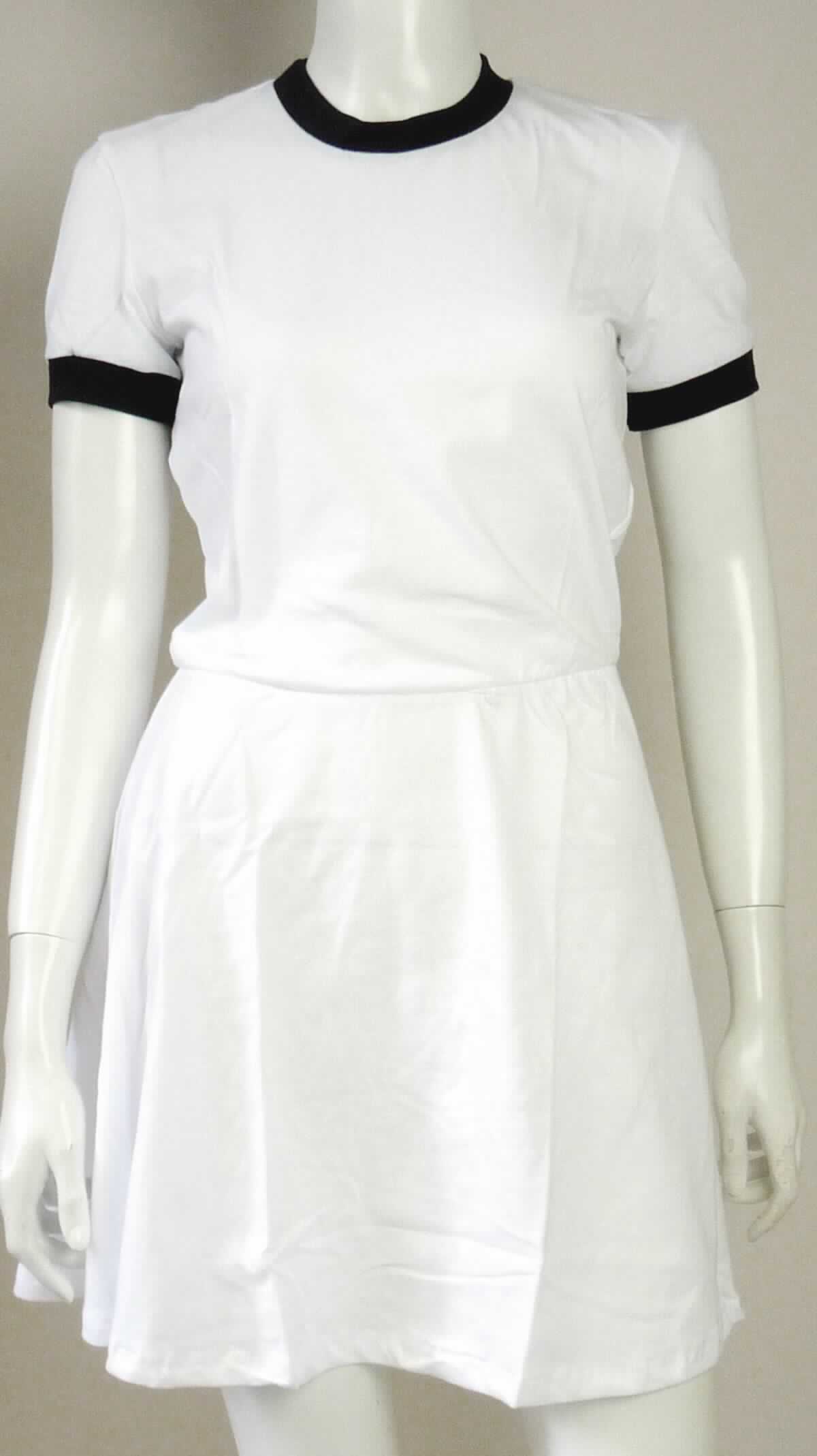 Kleid, sog. Strick-Minikleid, Art. RSA23274, Größe S, Foto siehe Anlage,
- aus ca. 0,4 mm dicken, einfarbigen Gewirken aus laut Antrag 100 % Baumwolle, 
- über den halben Oberschenkel reichend (Rückenlänge: ca. 86 cm),
- mit einem runden Halsausschnitt, mit einer kontrastfarbenen, gerippt gewirkten Randeinfassung,
- ohne Öffnung und ohne Verschluss,
- mit kurzen Ärmeln, an den Ärmelenden mit kontrastfarbenen, gerippt gewirkten Bündchen,
- in Höhe der Taille mit einem eingenähten, elastischen Band verengt,
- am unteren Rand durch Umschlagen und Festnähen gesäumt,
- kann aufgrund der Länge ohne ein weiteres, den Unterkörper bedeckendes Kleidungsstück getragen werden.

"Kleid, aus Gewirken, für Frauen, aus Baumwolle"