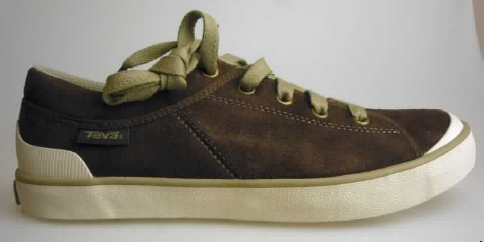 Trainingsschuhähnliche Schuhe (lt. Antrag: "Schuhe, Freewheel W's, Art. 8916", Foto siehe Anlage) 
- mit Laufsohlen aus (lt. Antrag) Kautschuk; ohne Hauptsohle aus Holz,
- mit Oberteil (geschlossenes Blatt) aus Leder,
- auf das Oberteil sind Stücke aus Kautschuk als Verstärkungsteile aufgesetzt,
- mit Schnürsenkelverschluss,
- nicht mit Dornen, Krampen, Klammern, Stollen oder ähnlichen Vorrichtungen
  versehen oder für deren Anbringung hergerichtet (keine Sportschuhe),
- ohne Schutz in der Vorderkappe,
- den Knöchel nicht bedeckend,
- mit einer Länge der Innensohle von mehr als 24 cm,
- nicht als Männer- oder Frauenschuhe erkennbar,
- nach Spezialtechniken hergestellt, mit einlagiger, geformter, stoßdämpfende 
  Eigenschaften aufweisender Sohle aus synthetischen Stoffen,
- mit einem cif-Preis je Paar (lt. Antrag) von mehr als 7,50 EUR

"Schuhe mit Laufsohlen aus Kautschuk und Oberteil aus Leder, andere als in den UPos.
 6403 1200 bis 6403 9991 genannt, nicht als Männer- oder Frauenschuhe erkennbar, 
 für Sportzwecke, nach Spezialtechniken hergestellt"