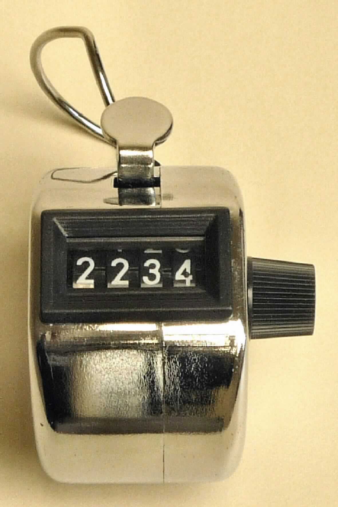 Sog. 2-TECH Metall Handzähler, im Wesentlichen bestehend aus einem runden Metallgehäuse inkl. Tragebügel (Maße ca. 46 x 40 mm) mit Anzeigefenster sowie einem Knopf, der bei Betätigung eine spezielle, handgeschaltete Variante eines Zählwerks (Zählbereich 0 - 9999) und somit die fortlaufende Zählung aktiviert. Die Ergebnisse können dann über das Anzeigefenster abgelesen werden (siehe Abbildung in der Anlage).

Die in einem bunt bedruckten Pappkarton verpackte Ware wird als "anderer Zähler als von Pos. 9028 erfasst, kein Taxameter, Touren-, Produktions-, Kilometer-, oder Schrittzähler, nicht für zivile Luftfahrzeuge" eingereiht.