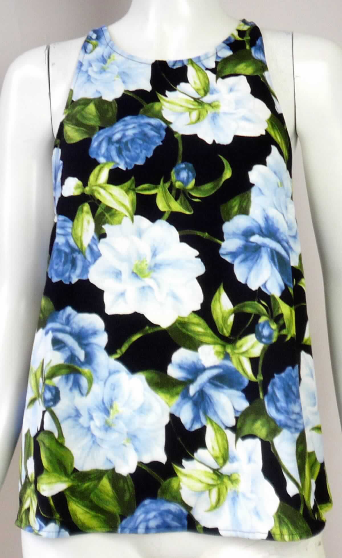Bluse, sog. gewebtes Poly-Top für Frauen, Art. RSACRP3265P, Größe L, Foto siehe Anlage,
- aus ca. 0,5 mm dicken (leichten), buntbedruckten Geweben aus laut Antrag 95 % Polyester und 5 % Elasthan 
  (beides synthetische Chemiefasern),
- über die Taille reichend (Rückenlänge: ca. 58 cm), 
- mit einem runden Halsausschnitt,
- hinten mit einer durchgehenden Öffnung, die im Nacken und der Mitte des Rückens mit jeweils einem Knopf 
  geschlossen wird; ohne Hinweise auf den Trägerkreis (unisex),
- ärmellos, 
- am unteren Rand durch Umschlagen und Festnähen gesäumt,
- erfüllt die Merkmale zur Einreihung als Bluse, somit keine Ware der Position 6211. 

"Bluse, aus Geweben, für Frauen, aus Chemiefasern"