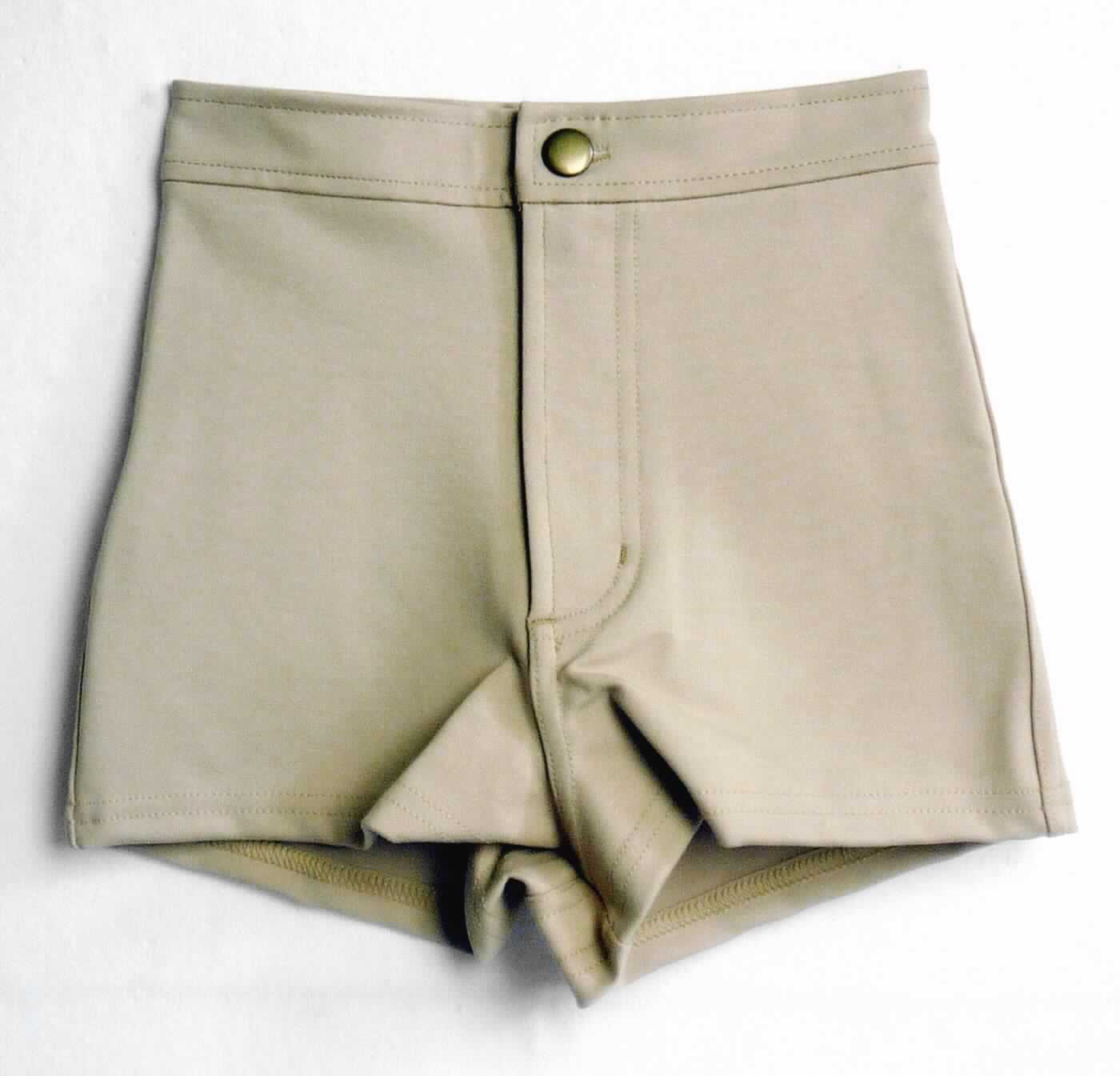 Kurze Hose, sog. Strick-Shorts für Frauen, Art. RSAUPO301, Größe XXS, Foto siehe Anlage,
- aus ca. 0,8 mm dicken, einfarbigen Gewirken aus laut Antrag 66 % Viskose (künstliche Chemiefasern), 30 % 
  Polyester und 4 % Elasthan (beides synthetische Chemiefasern),
- in der Taille abschließend, mit einem ca. 3 cm breiten, angesetzten Taillenbund,
- vorn mit einer Öffnung mit Reißverschluss und Patte mit Knopfverschluss von links über rechts (Männerkleidung), 
  somit keine Ware der Position 6104,
- hinten mit zwei aufgesetzten, offenen Gesäßtaschen,
- mit kurzen Hosenbeinen, die nicht die Knie bedecken (Seitenlänge: ca. 26 cm),
- an den Beinabschlüssen durch Umschlagen und Festnähen gesäumt.

"Kurze Hose, aus Gewirken, für Männer, aus künstlichen Chemiefasern"