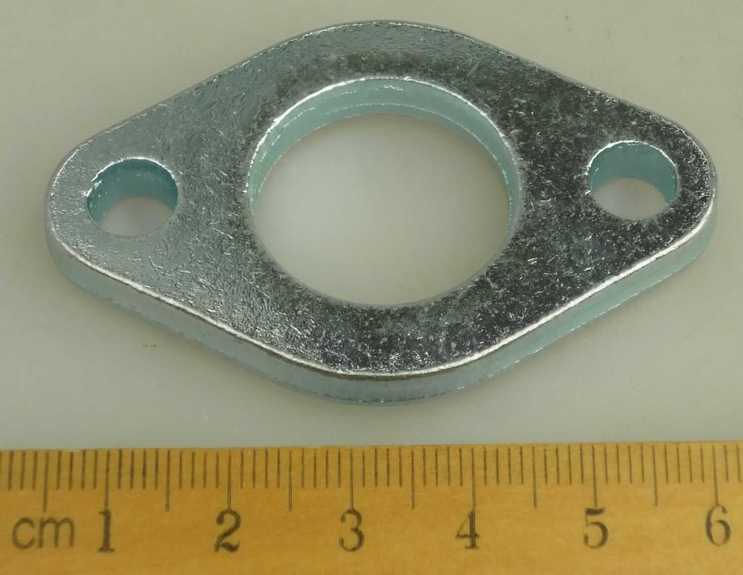 Flansch

Bei der Ware handelt es sich um ein metallisches, Flacherzeugnis mit einer Durchlassvorrichtung für den Anschluss einer Rohrleitung mit einem Durchmesser von ca. 23 mm oder ca. 40 mm und zwei weiteren Bohrungen für Befestigungszwecke (Flansch). Die Breite des Flansches beträgt ca. 60 mm oder ca. 94 mm. Das Erzeugnis ist plan und dient zum Verbinden von Rohrleitungen. Als Material wird ein unlegierter Stahl mit der Bezeichnung Q235 angegeben, oberflächlich galvanisch verzinkt. Ein chemisches Datenblatt wurde vorgelegt. 

Die Ware ist nach ihrer Beschaffenheit als anderer Flansch aus Stahl in den TARIC-Code 7307 9100 90 einzureihen.