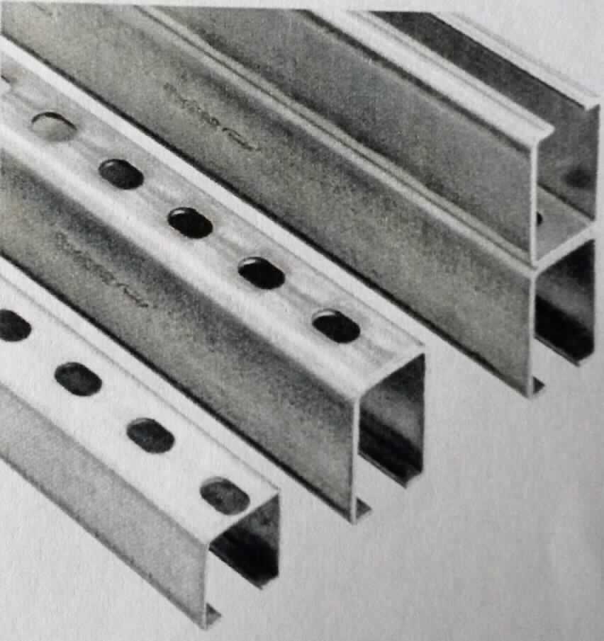 Profil aus Stahl

Bei der Ware handelt es sich um ein massives, metallisches Erzeugnis mit über die gesamte Länge von 2000 mm gleichbleibendem Querschnitt (Profil). Das Erzeugnis ist in regelmäßigen Abständen gelocht. Das als Montageschiene bezeichnete Profil weist eine Breite von 18 mm, eine Höhe von 27 mm und eine Wanddicke von 1,25 mm auf. Es besteht aus nicht legiertem Stahl (1.0226+Z). Die Oberfläche ist verzinkt. 

Die Ware ist nach ihrer Beschaffenheit als anderes Profil aus nicht legiertem Stahl, aus flachgewalzten Erzeugnissen kalthergestellt, in den TARIC-Code 7216 9180 00 einzureihen.