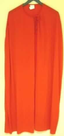 Sechsteilige Zusammenstellung, bestehend aus langer Hose, Umhang, Kleid, Kopfbedeckung (Haube), Bekleidungszubehör (Gürtel) und Gamaschen, sog. Kostüm Ritter, Artikel 86292, in Erwachsenengröße, siehe Foto,
- für den Einzelverkauf aufgemacht,
- getrennte Einreihung aller Bestandteile, weil u.a ein Kleid nicht als Bestandteil einer Kombination zulässig ist 
  und daher die Kleidungsstücke nicht zusammen in eine Position eingereiht werden können,
- gehört als Maskenkostüm aus Spinnstoffen nicht zum Warenkreis der Position 9505,
- Kleidungsstücke und Kopfbedeckung (Haube) aus verschiedenen einfarbigen und buntgewirkten Gewirken 
   aus laut Antrag 100% synthetischen Chemiefasern,
- Umhang: 
-- annähernd trapezförmig zugeschnitten; die Schultern, Arme und den Rücken bedeckend, 
-- am oberen Abschluss mit zwei Bindebändern zu schließen; ohne Merkmale, die auf einen bestimmten 
   Trägerkreis hinweisen (unisex),
-- bis über die Knie reichend (Rückenlänge: 117 cm), 
-- wird als äußerstes Kleidungsstück über jeder anderen Bekleidung getragen.
