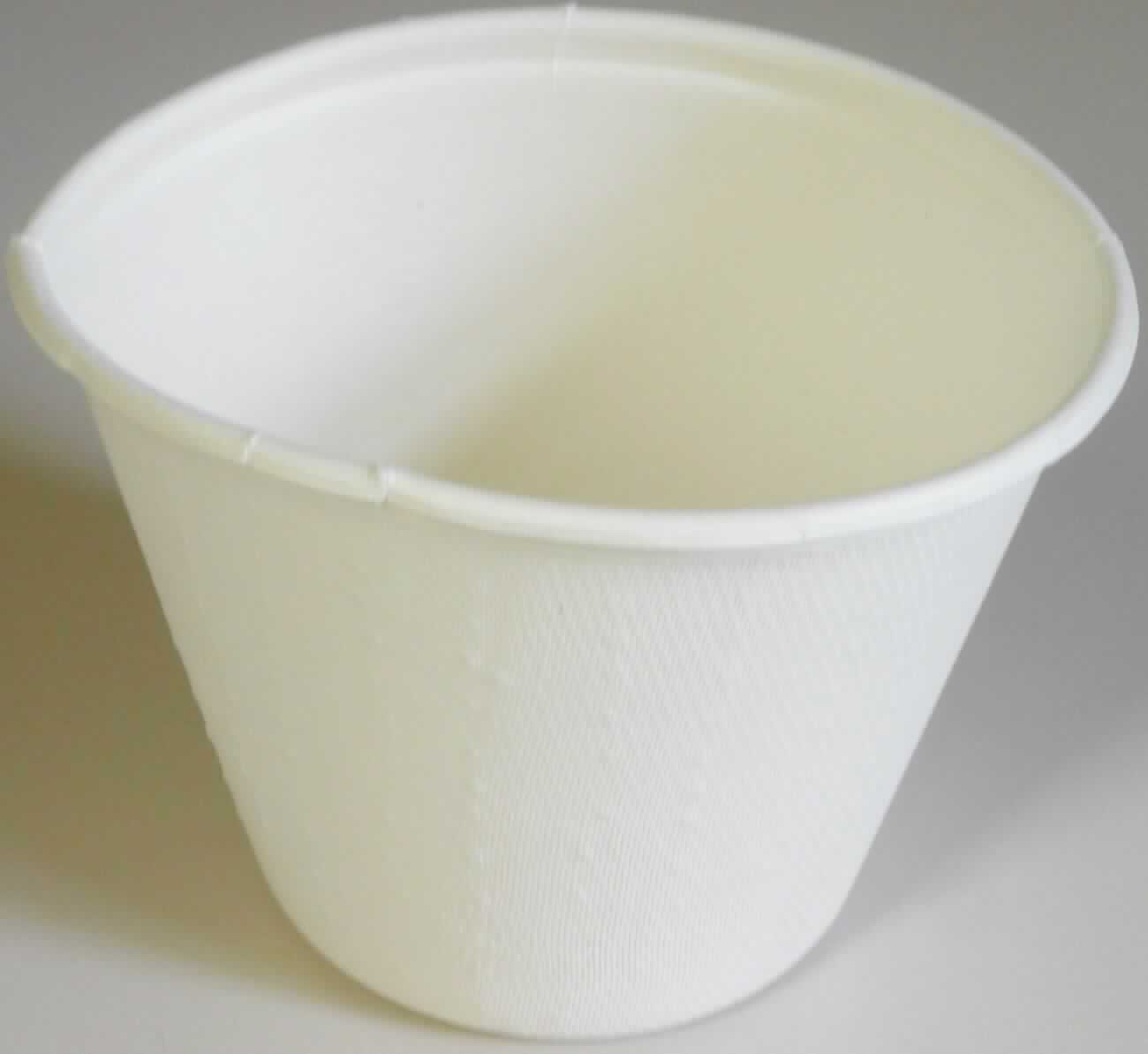 Bei der vorgelegten Ware handelt es sich um eine weiße, kreisrunde, formgepresste Schüssel (max. Durchmesser x Höhe etwa: 10,5 x 7,7 cm) aus Halbstoff aus Zuckerrohr (lt. Antragstellerin). Auf den Außenseiten ist deutlich ein Siebmuster erkennbar.

Abbildung siehe Anlage.

Derartige Waren gehören als "formgepresste Waren aus Papierhalbstoff, andere als Höckerpappe und Kleinverpackungen für Eier" zur Codenummer 4823 70 90 00 0 des Zolltarifs.