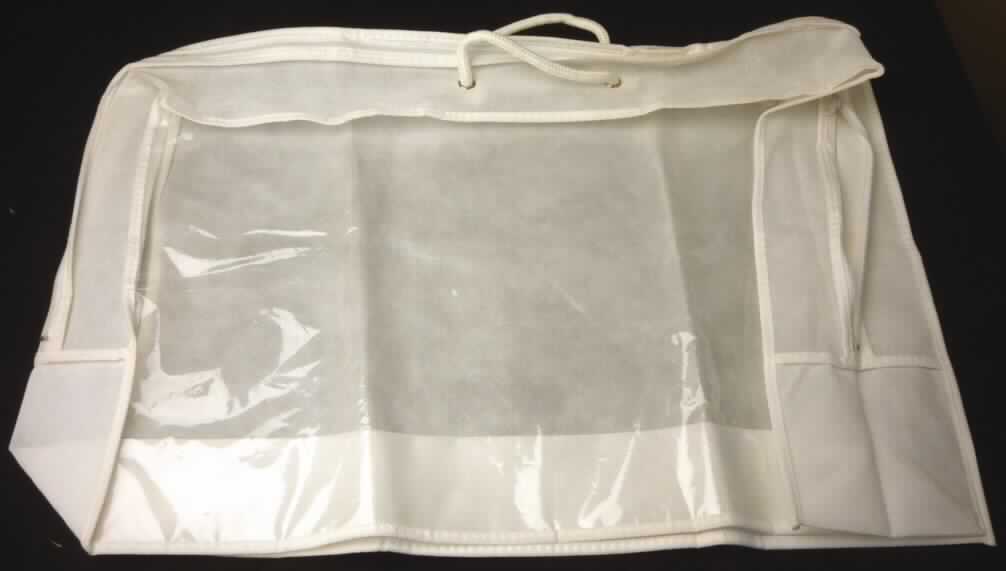 Beutel zu Verpackungszwecken, sog. Transport- und Aufbewahrungstasche für Bettwäsche, Foto siehe Anlage,
- in den Abmessungen: etwa 55 cm x 40 cm x 14 cm,
- mit folgendem Aufbau:
-- die Vorderseite besteht aus einer klarsichtigen Kunststofffolie (Meterware des Kapitels 39),
-- die Rückseite und die Seitenteile bestehen aus etwa 0,5 mm dickem Vliesstoff aus laut Antrag Polypropylen
   (synthetischer Spinnstoff),
-- an den Nähten mit Streifen aus Vliesstoff eingefasst,
-- durch Zusammennähen konfektioniert,
-- oben:
--- mit einer entlang der Schmalseiten und einer Längsseite reichenden Öffnung mit Reißverschluss,
--- mit zwei Griffen aus Rundgeflechten,
- dient (lt. Antrag) als Aufbewahrungsbehältnis für Bettwaren zum Transport und zur Lagerung bis zum 
  Verkauf,
- wird nach der Gesamtbeschaffenheit nicht vom Warenkreis der Position 4202 erfasst,
- im Hinblick auf den Umfang und den Gesamteindruck verleiht der Vliesstoff aus Spinnstoffen gegenüber dem
  Kunststoff der Ware ihren wesentlichen Charakter.

"Beutel zu Verpackungszwecken, aus synthetischen Spinnstoffen, kein flexibler Schüttgutbehälter, aus Vliesstoffen"
