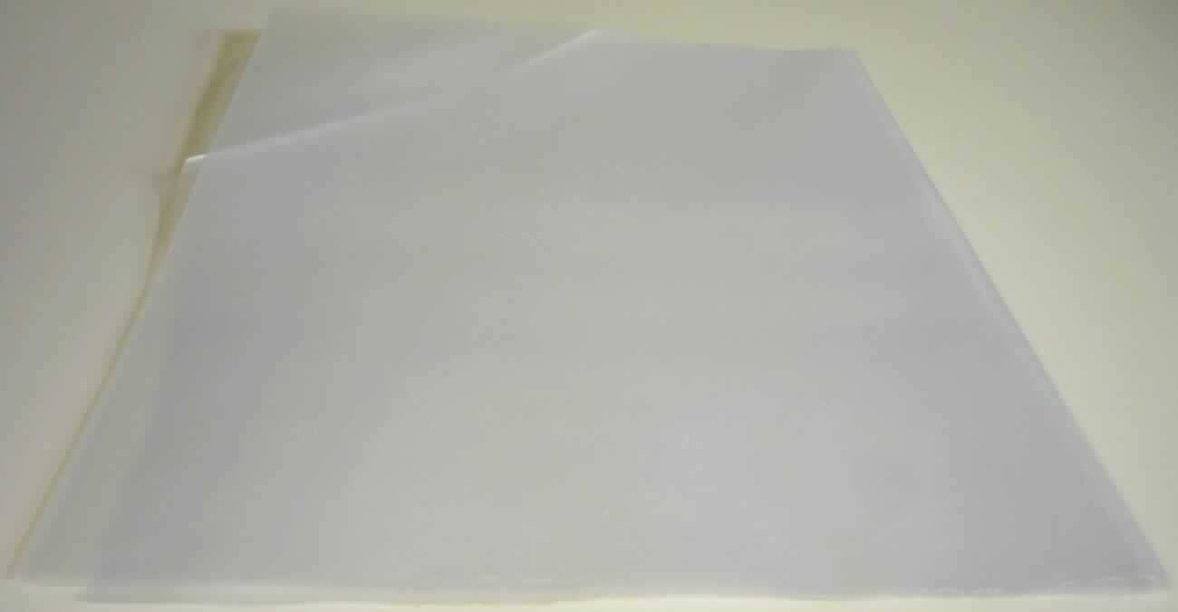 Angaben des Antragstellers:
PVC-Folie für Überschuhmaschine; transparent; auf Rolle
Dicke: ca. 28 µm

Feststellungen an einem Warenmuster:
Es wurde ein Abschnitt einer transparenten, leicht grau-bläulichen Folie mit einer Dicke von ca. 0,03 mm vorgelegt.

Befund:
Es handelt sich um eine Folie aus Kunststoff im Sinne der Unterposition (KN) 3920 4310.