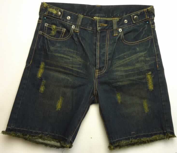 Kurze Hose, sog. Denim Girl Short, Art. #2, in Erwachsenengröße, Foto siehe Anlage,
- aus 1,2 mm dicken, buntgewebten Geweben aus laut Antrag 100 % Baumwolle,
- in der Taille abschließend; mit einem angesetzten, 4 cm breiten Taillenbund mit Gürtelschlaufen;
  mit zwei seitlich angebrachten Riegeln und Druckknöpfen zu verengen,
- vorn mit einer Öffnung mit Knopfverschluss, mit Patte und Knopfverschluss im Taillenbund von links
  über rechts (Männerkleidung),
- vorn mit zwei eingesetzten, offenen Taschen und einer weiteren, aufgesetzten, kleinen Tasche  
  in der Eingriffsöffnung der rechten Tasche,
- mit zwei aufgesetzten Gesäßtaschen,
- durch das Entfernen von Fäden mit künstlichen Gebrauchsspuren,
- mit kurzen Hosenbeinen, die nicht die Knie bedecken (Seitenlänge: 45 cm),
- an den Beinabschlüssen geschnitten, mit Fransen.

 "Kurze Hose, aus Geweben, für Männer, aus Baumwolle"