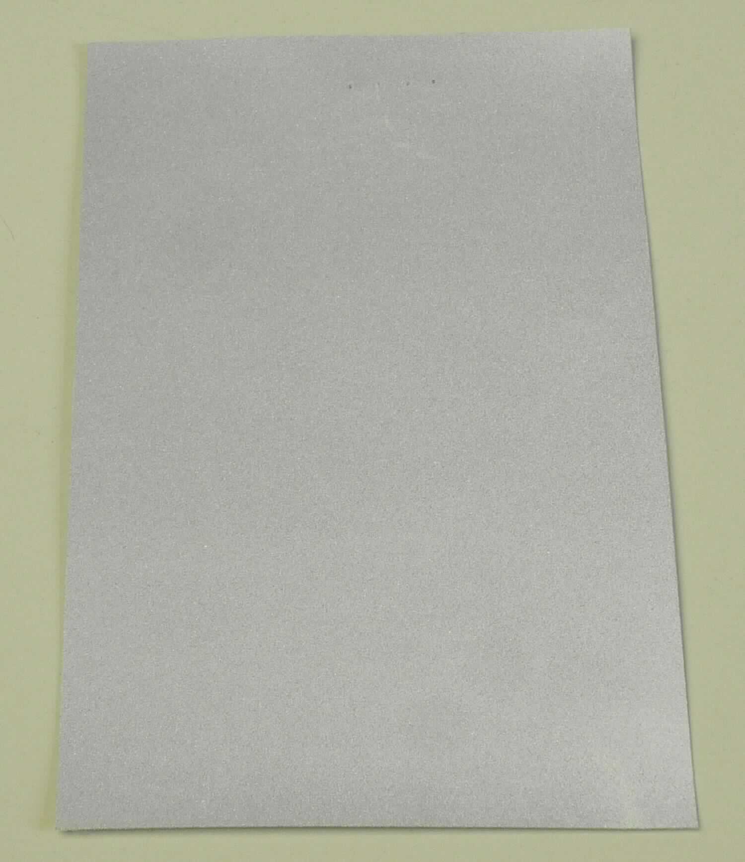 Reflexgewebe, Foto siehe Anlage,
- laut Antrag als Meterware,
- mit einer Gesamtdicke von ca. 0,3 mm
- aus Gewebe aus laut Antrag Baumwolle und Polyester (beides Spinnstoffe),
- mit einer reflektierenden Schicht; laut Antrag beschichtet mit Klebstoff und flächendeckend überzogen mit nicht 
  vollständig eingebetteten, metallisierten Mikro-Glaskugeln (überwiegend mit einem Durchmesser von weniger als
  150 µm),
- das Überziehen ist mit dem bloßen Auge wahrnehmbar.

"Überzogenes Gewebe, anderes als in den Positionen 5901 bis 5906 genannte, beschichtet mit in Klebstoff 
 eingebetteten Kügelchen mit einem Durchmesser von nicht mehr als 150 µm"